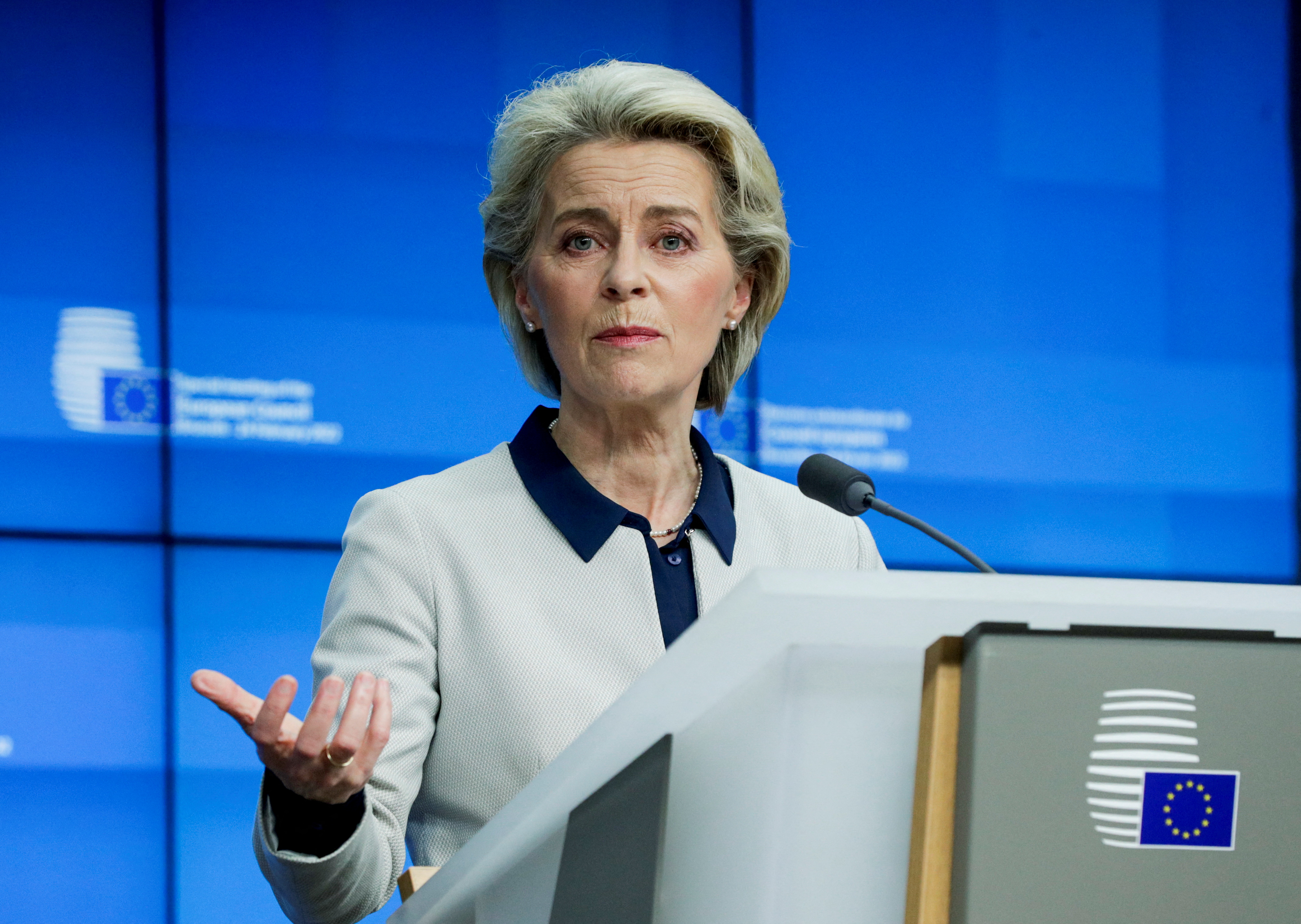Chủ tịch Ủy ban châu Âu Ursula von der Leyen đưa ra một cuộc họp báo khi kết thúc cuộc họp đặc biệt của Hội đồng châu Âu về hành động gây hấn của Nga đối với Ukraine, tại Brussels, Bỉ, ngày 25 tháng 2 năm 2022. Olivier Hoslet / Pool via REUTERS