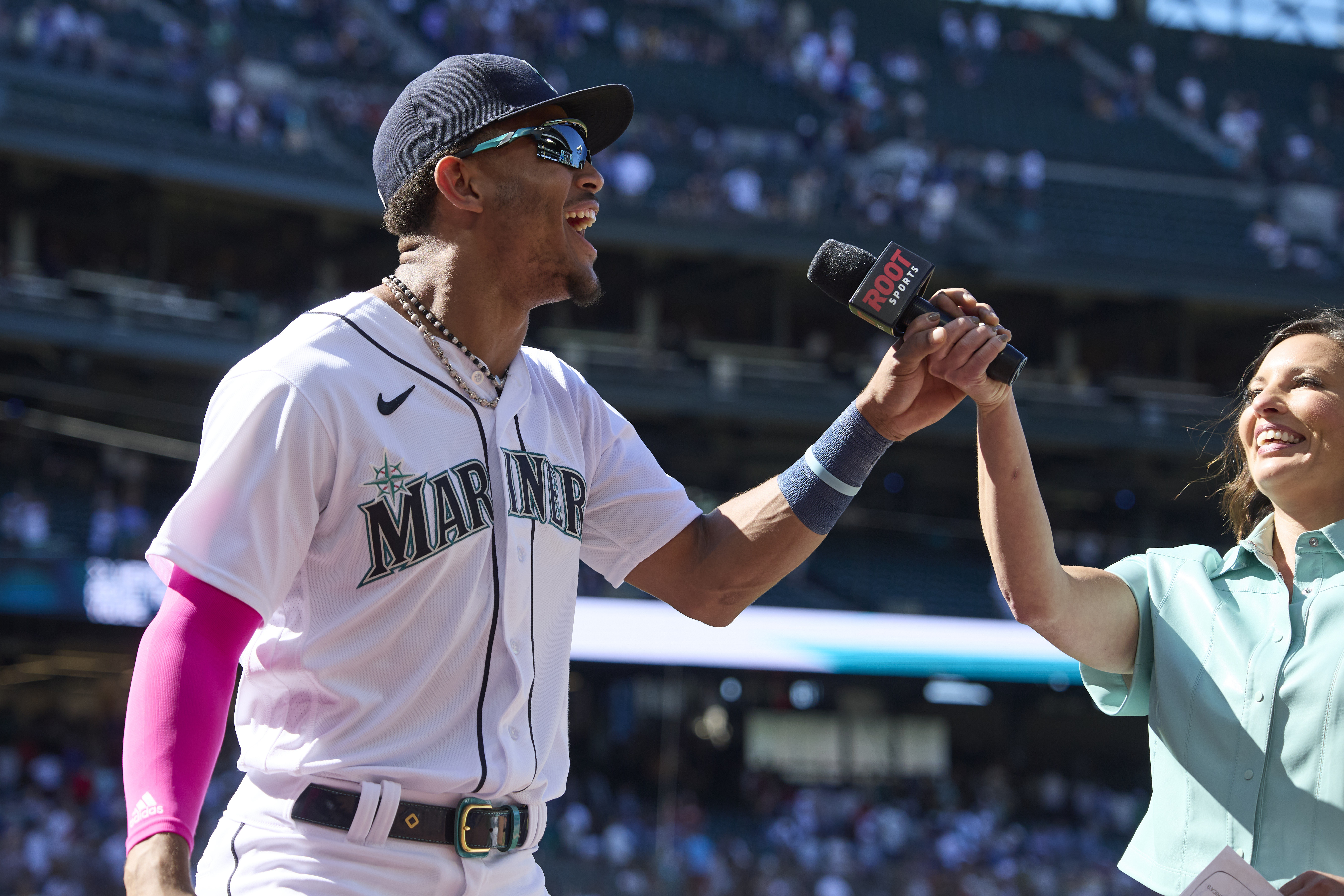 Rodríguez steals home to lead Mariners past Red Sox