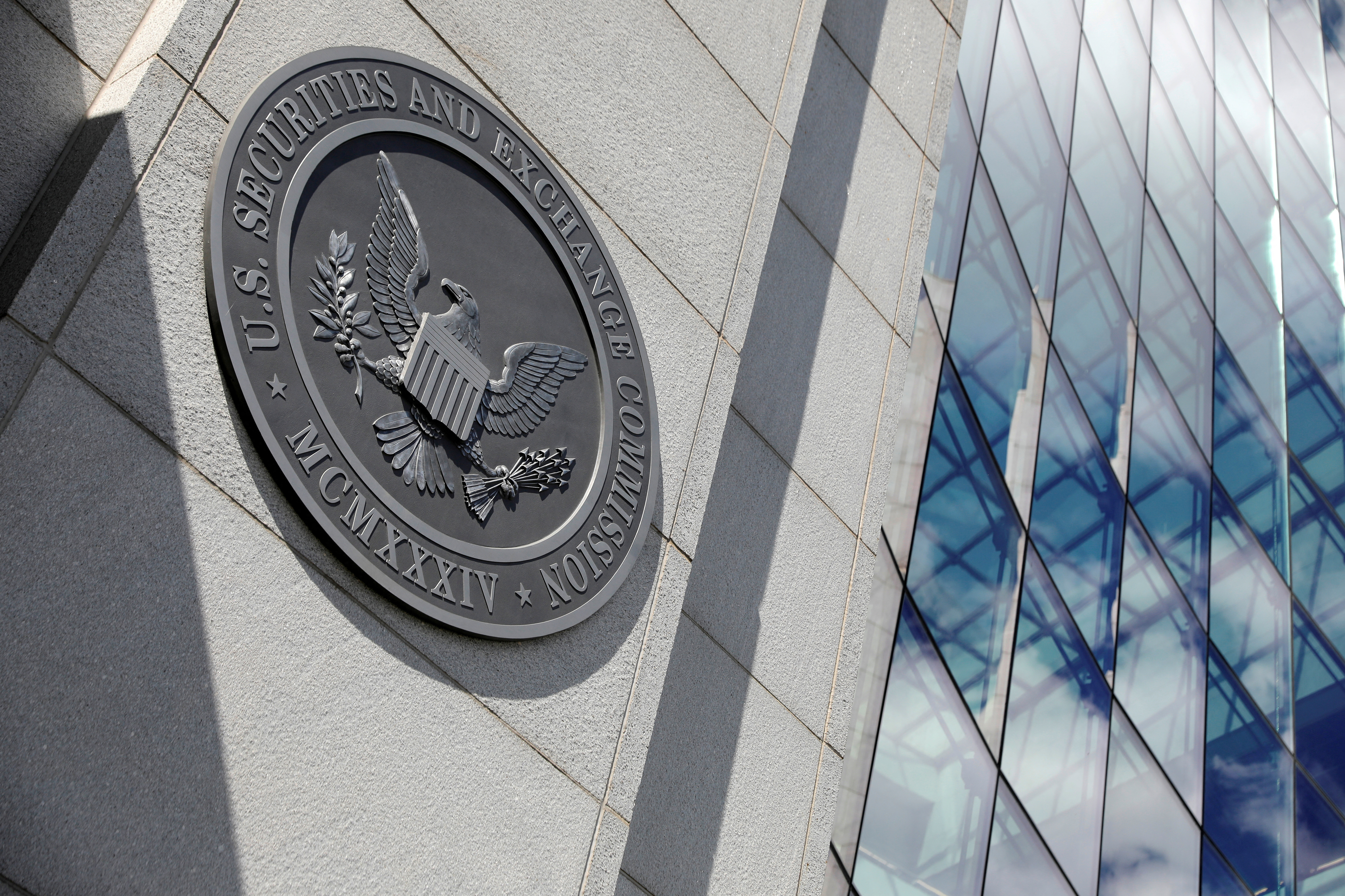 El sello de la Comisión de Bolsa y Valores de los Estados Unidos (SEC) es visible en su sede en Washington, DC