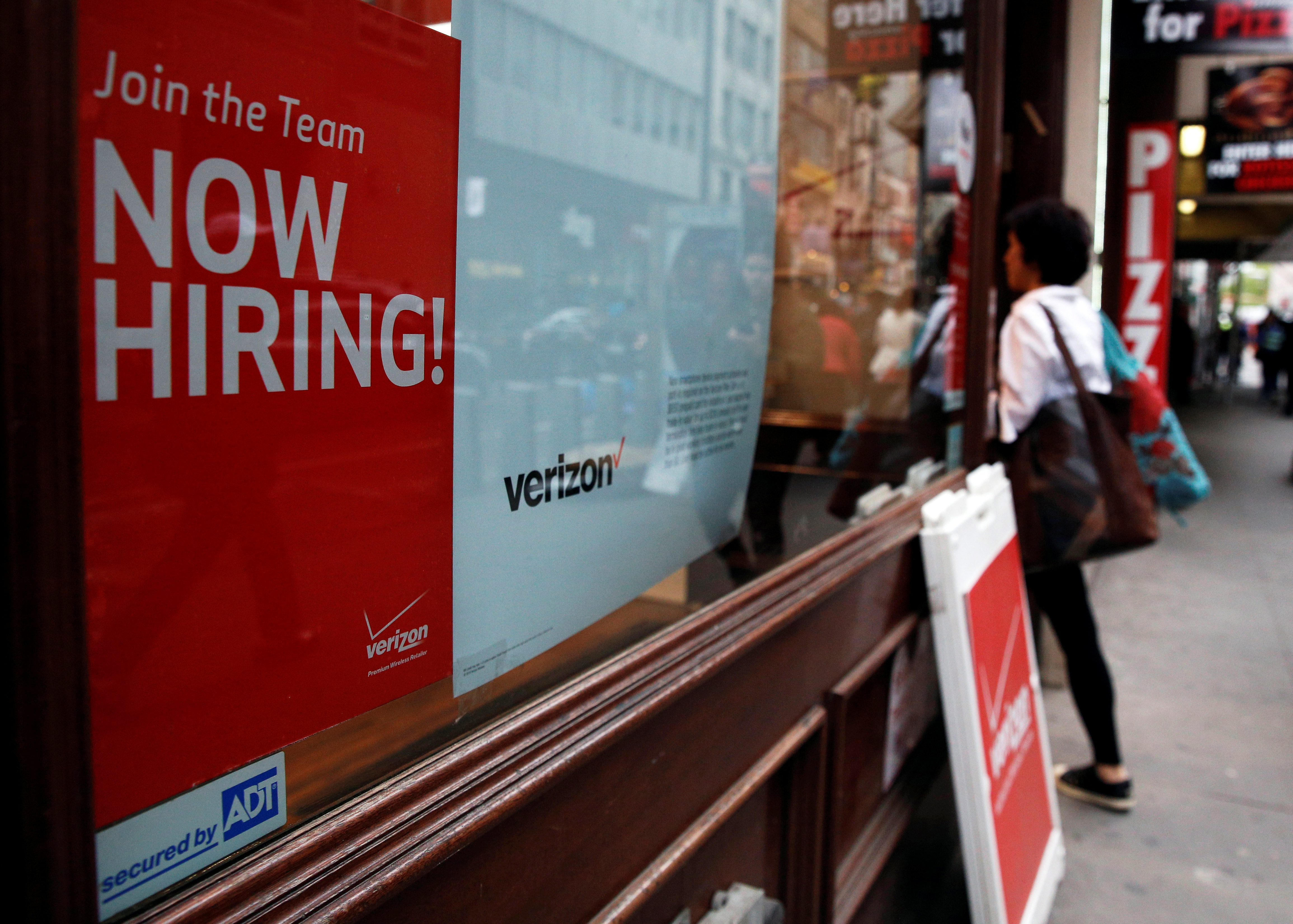 米新規失業保険申請、23.1万件に増加 労働市場の緩和示唆 - ロイター (Reuters Japan)