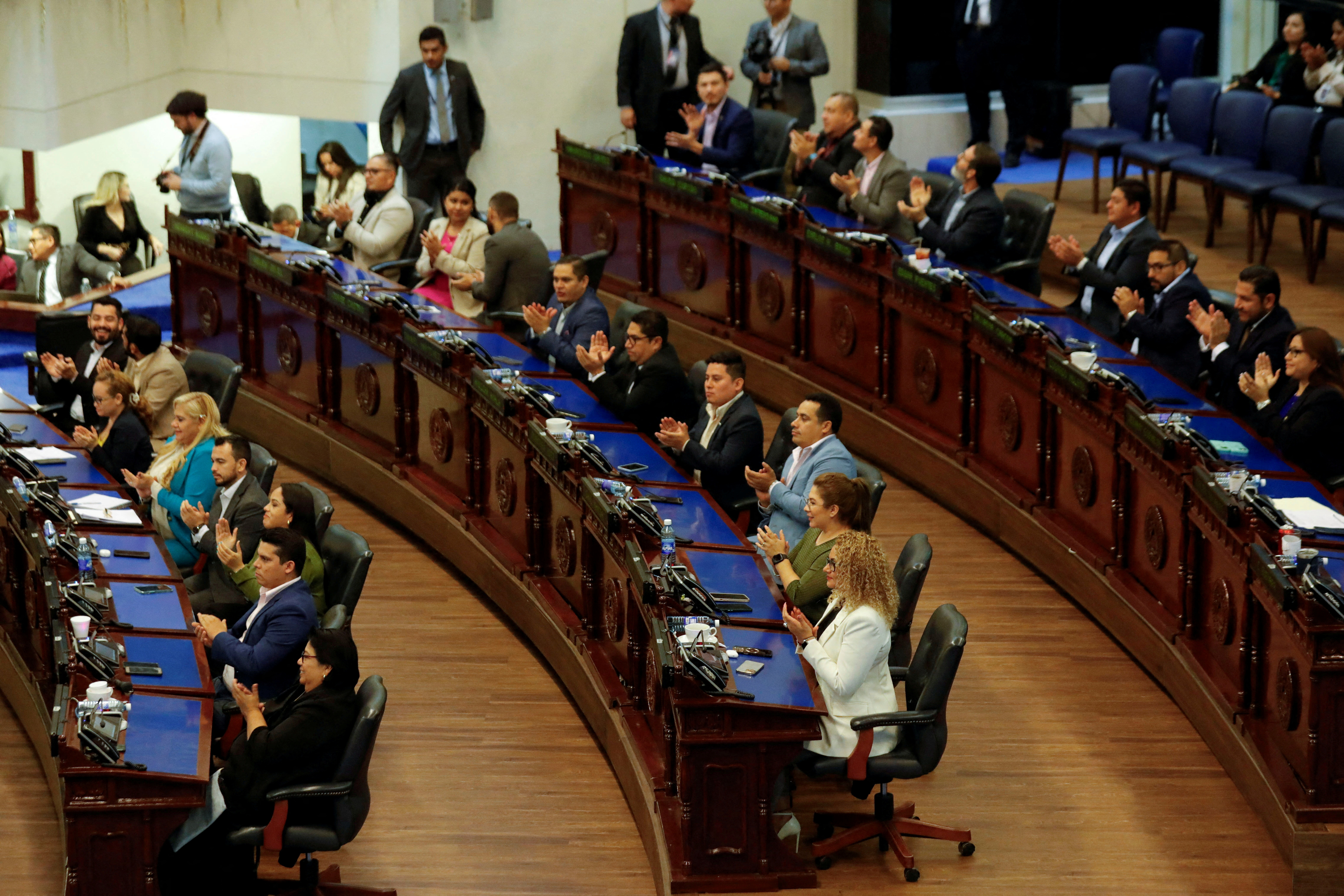 El Salvador Congress holds a special session to designate the replacement of President Bukele