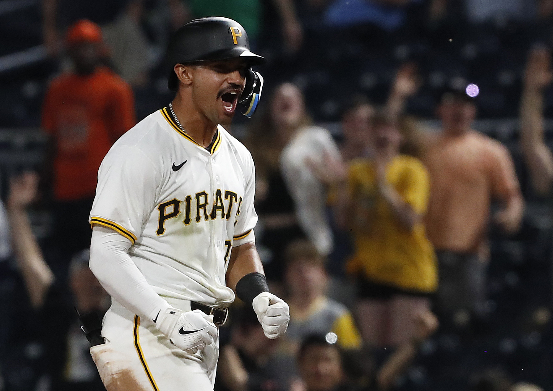 Pirates score four runs in 9th, defeat Giants in 10 | Reuters