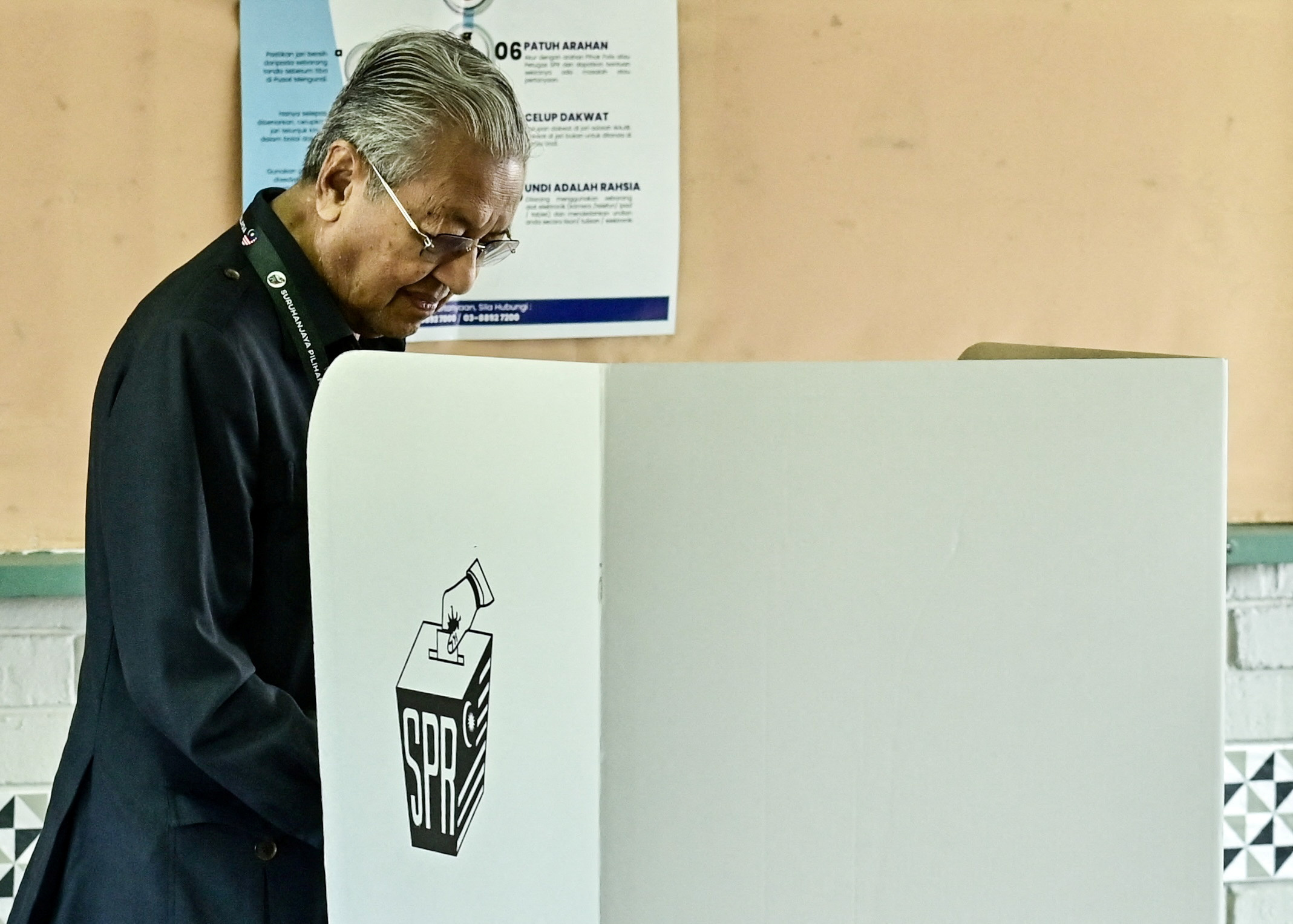 Former Malaysia Prime Minister and Gerakan Tanah Air chairman Mahathir Mohamad votes in Alor Setar