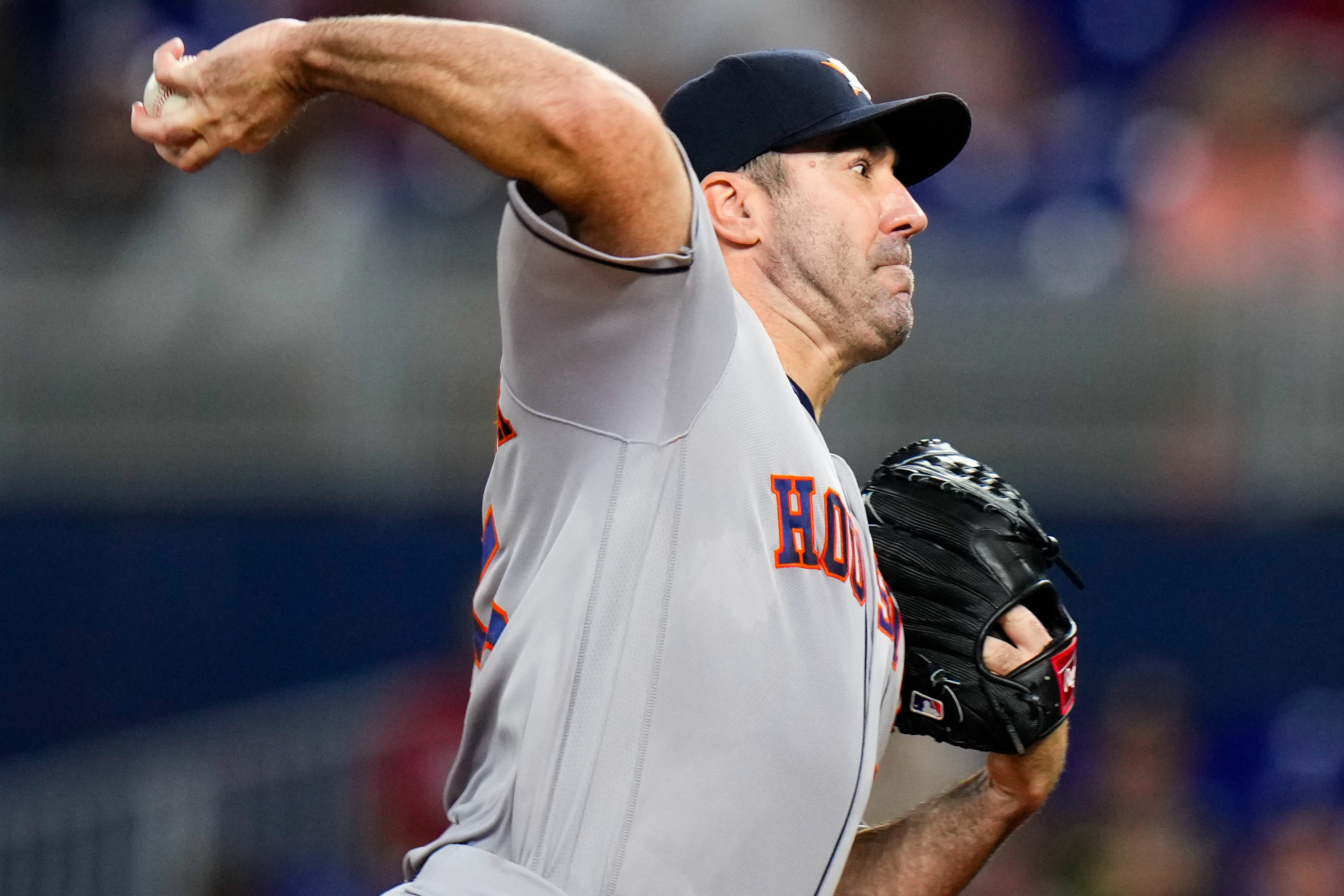 Astros flex power in victory vs. Marlins