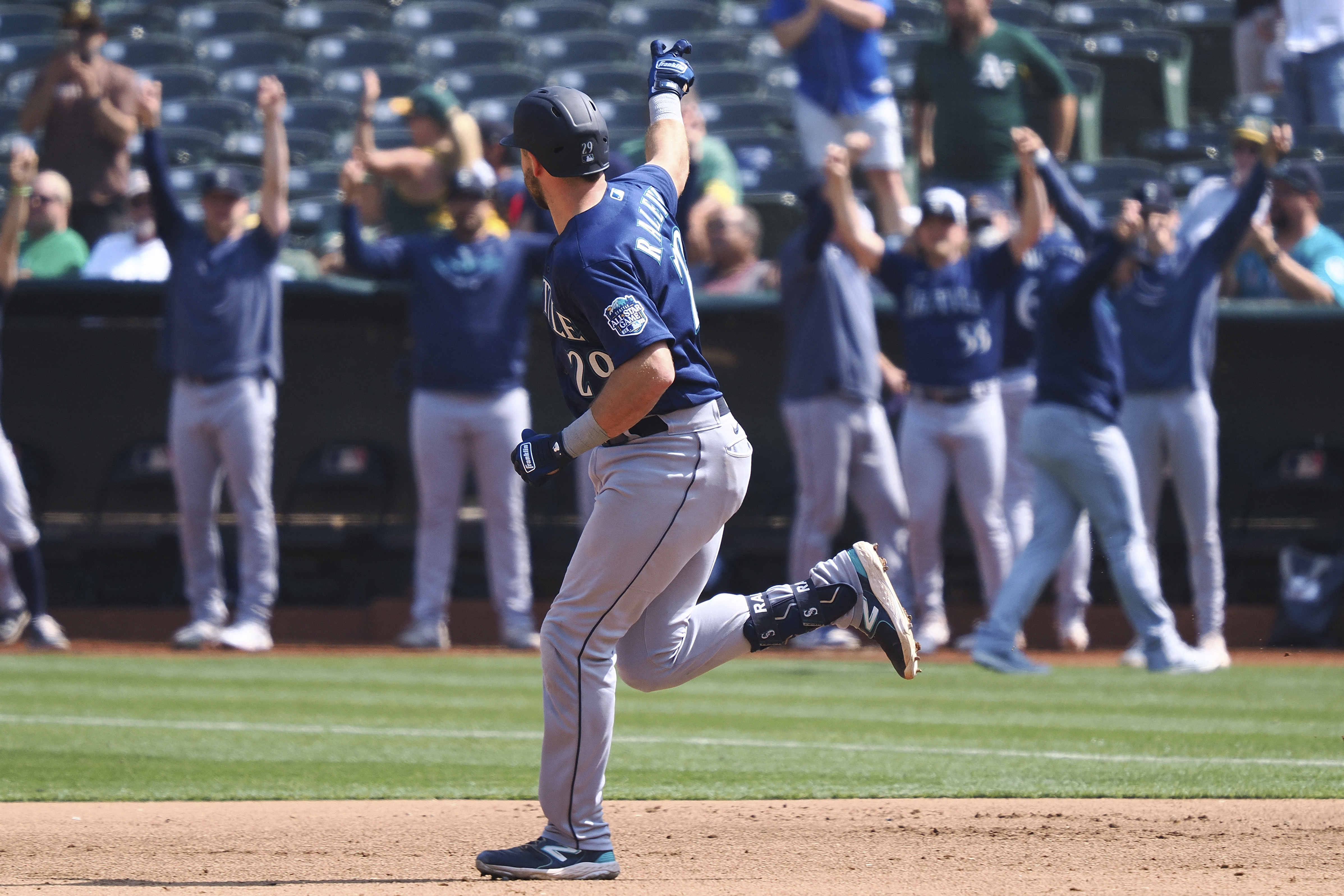 Mariners keep pace with 6-3 win, series sweep over A's