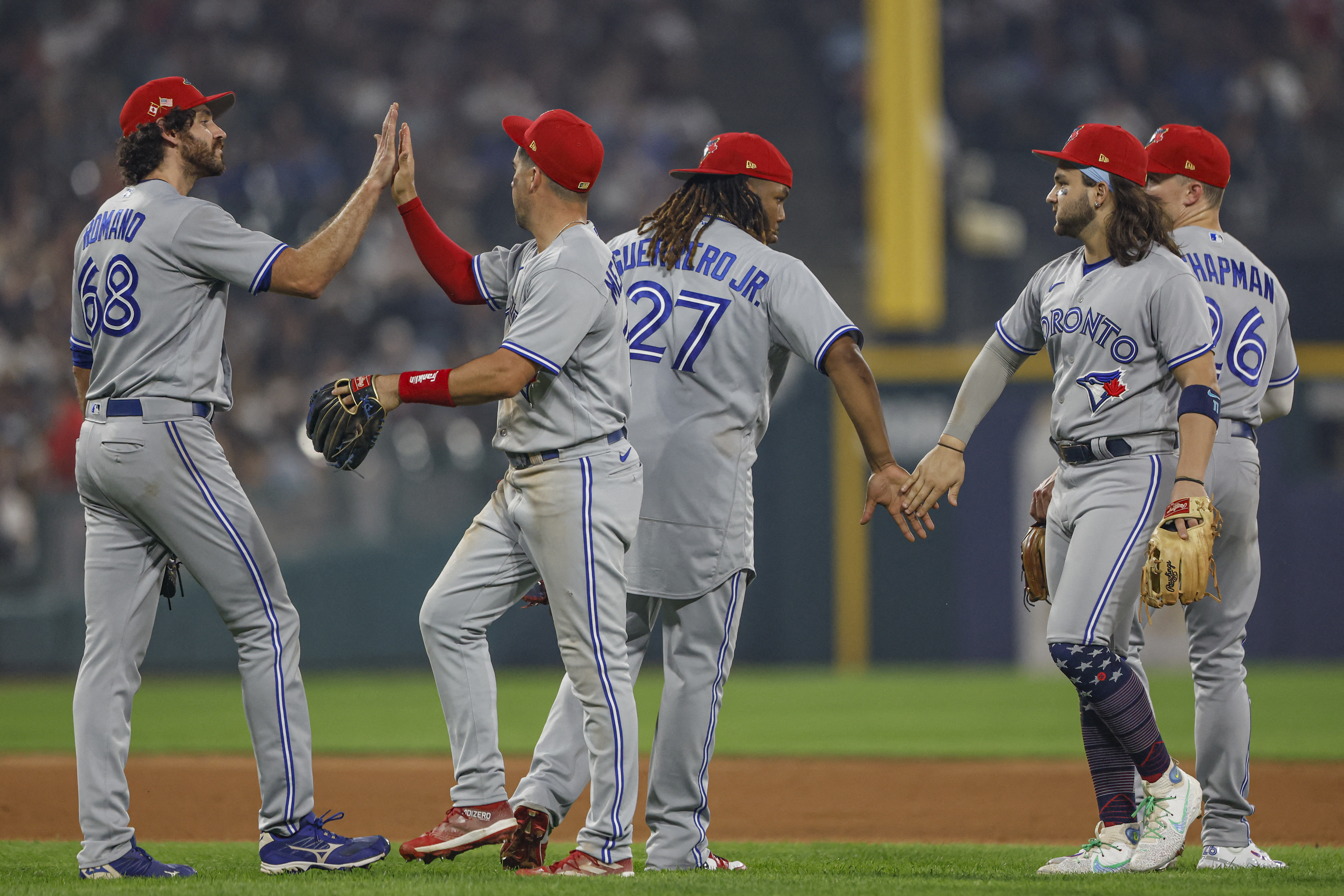 White Sox' Luis Robert Jr. hits 450-foot home run vs. Blue Jays