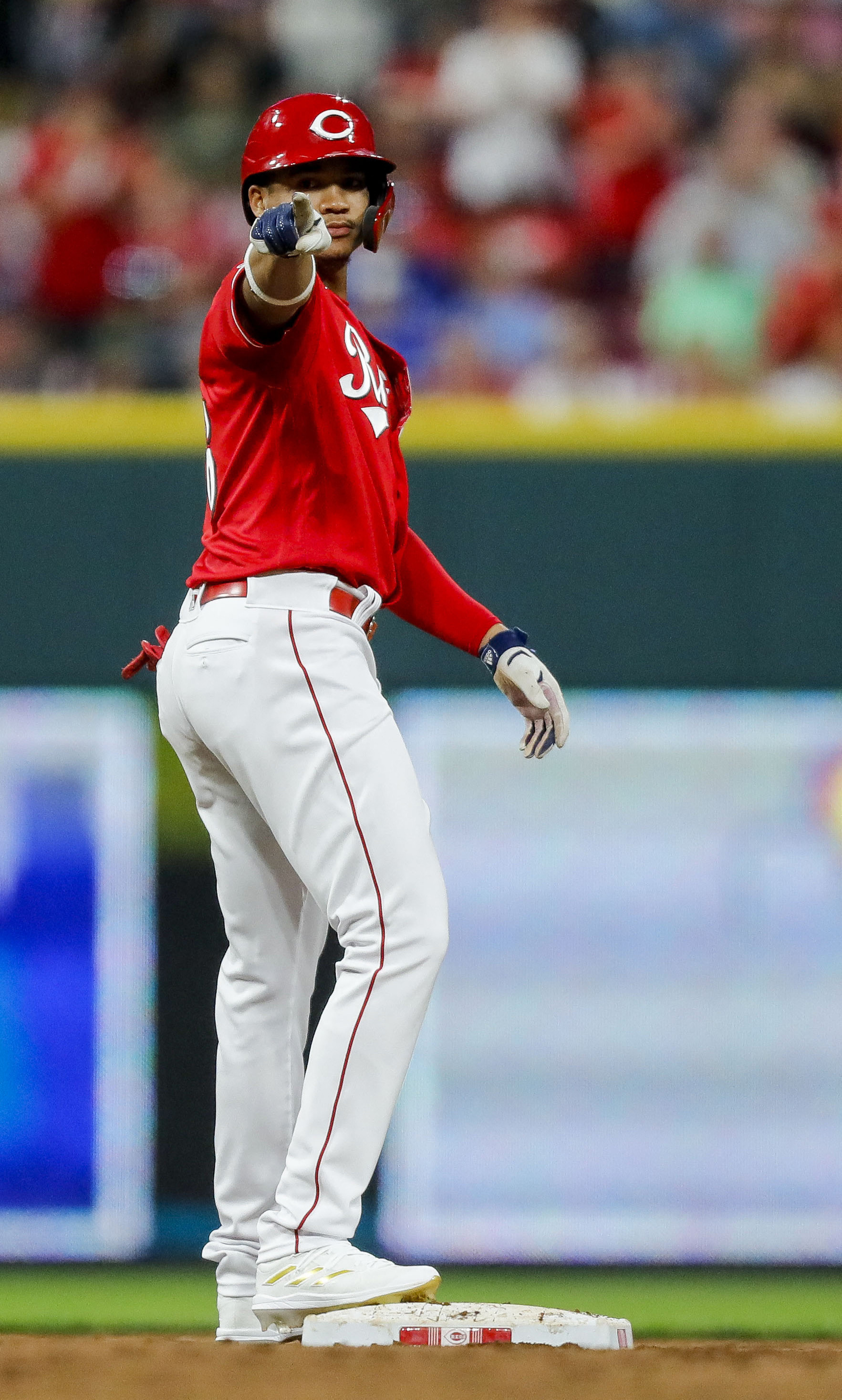 Blue Jays hold on to edge Reds, 4-3