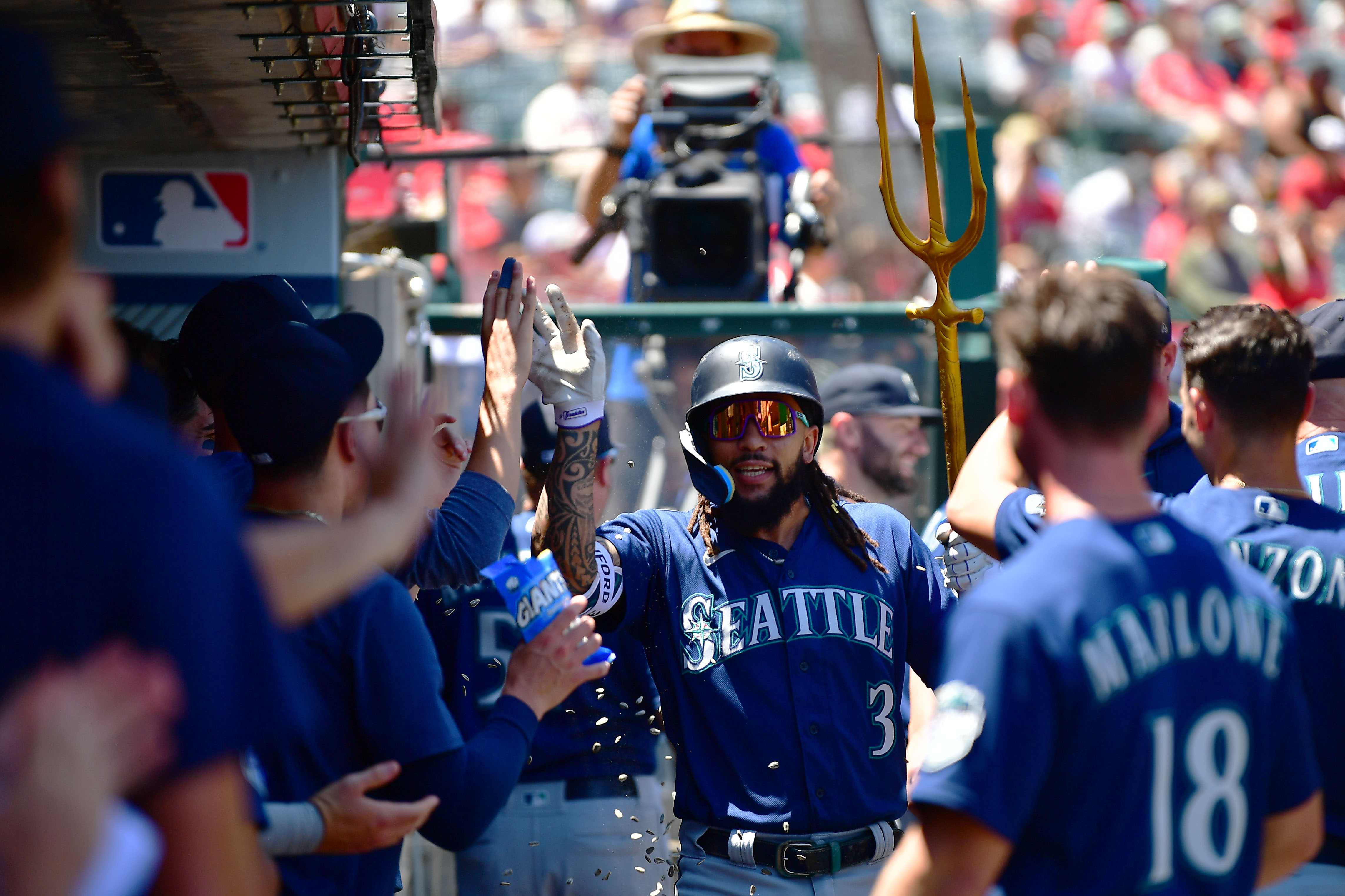 Eugenio Suárez delivers in 10th inning, Mariners sweep Angels with 3-2  victory