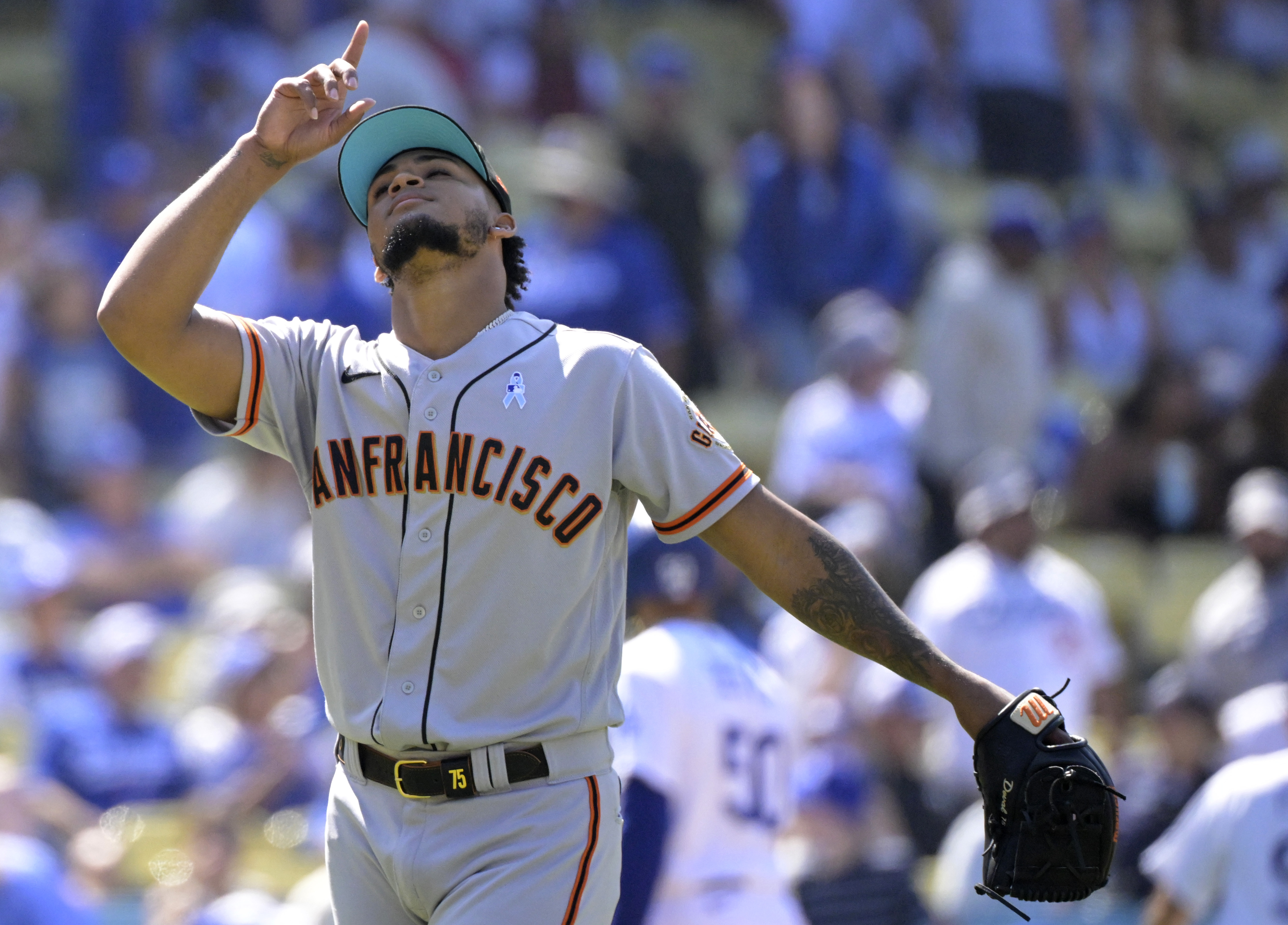 Giants sweep Dodgers for seventh straight win