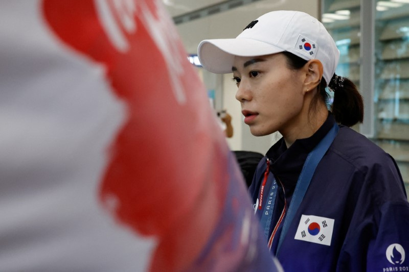 올림픽 세계신기록을 경신한 한국 사격선수 김예지가 소셜미디어(SNS)를 통해 입소문을 타고 공항에 도착했다.