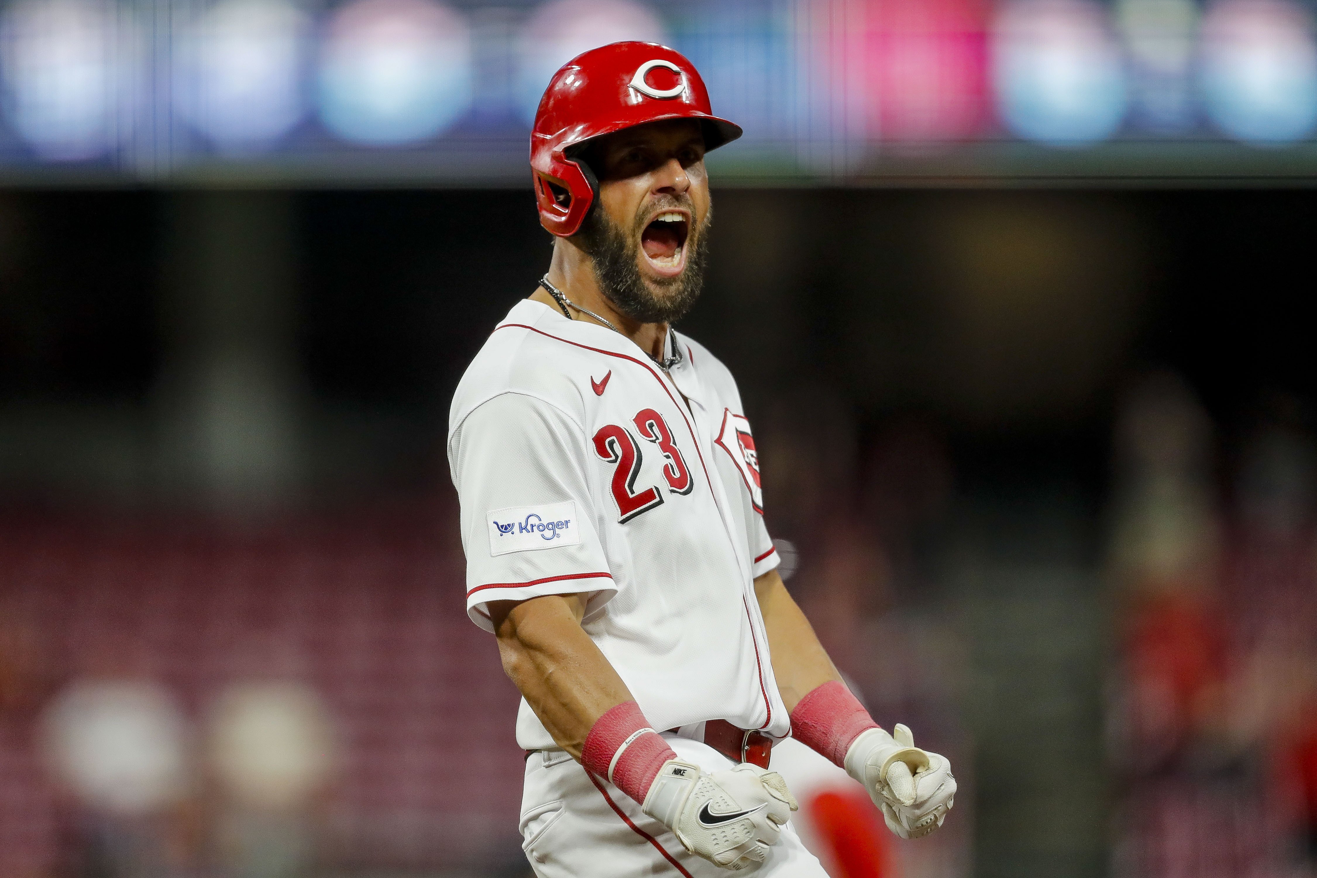 Nick Martini fuels Reds' late rally past Mariners