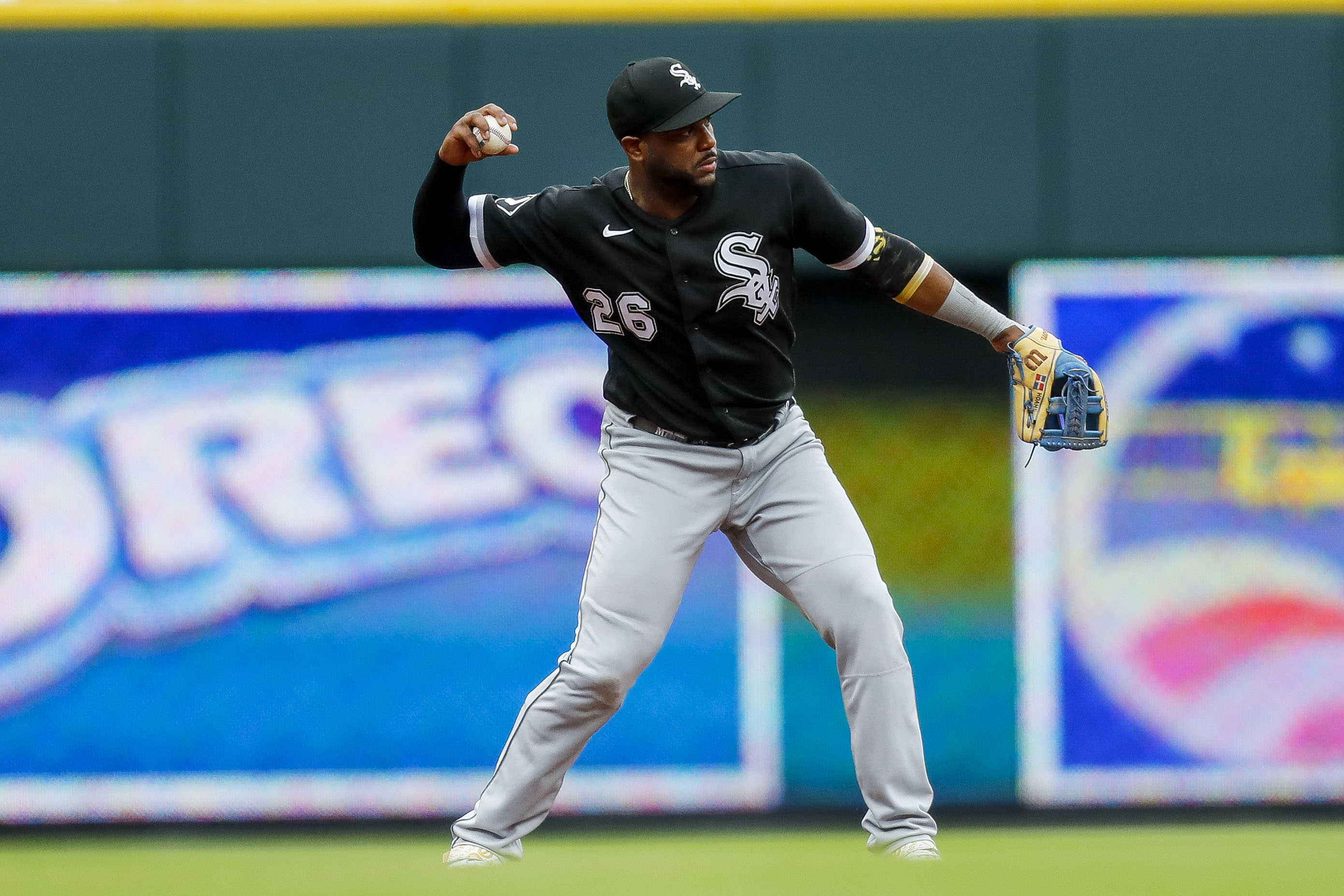 White Sox score 11 in 2nd inning, go on to dominate Reds