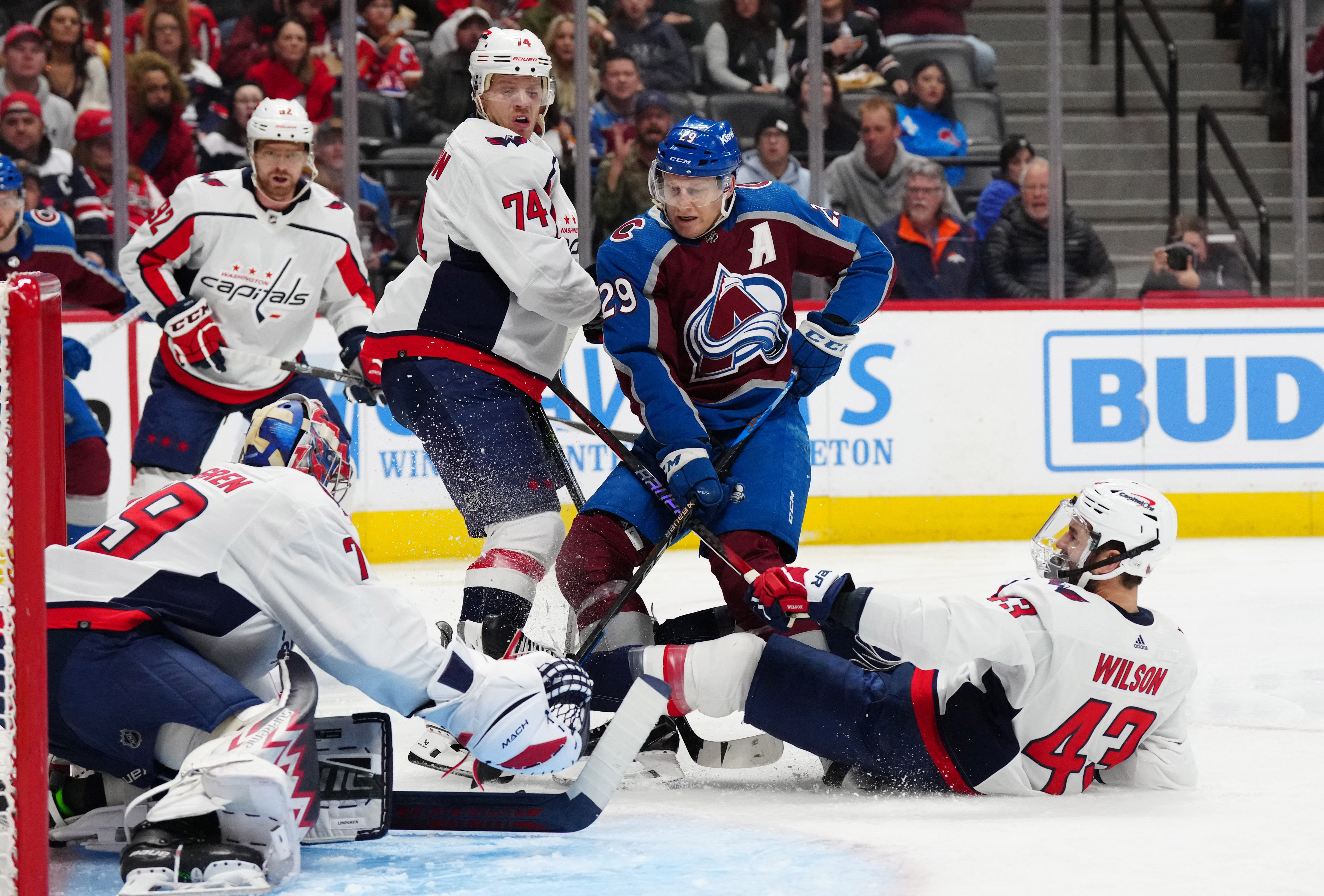 Nathan MacKinnon nets 4 goals as Avalanche crush Caps