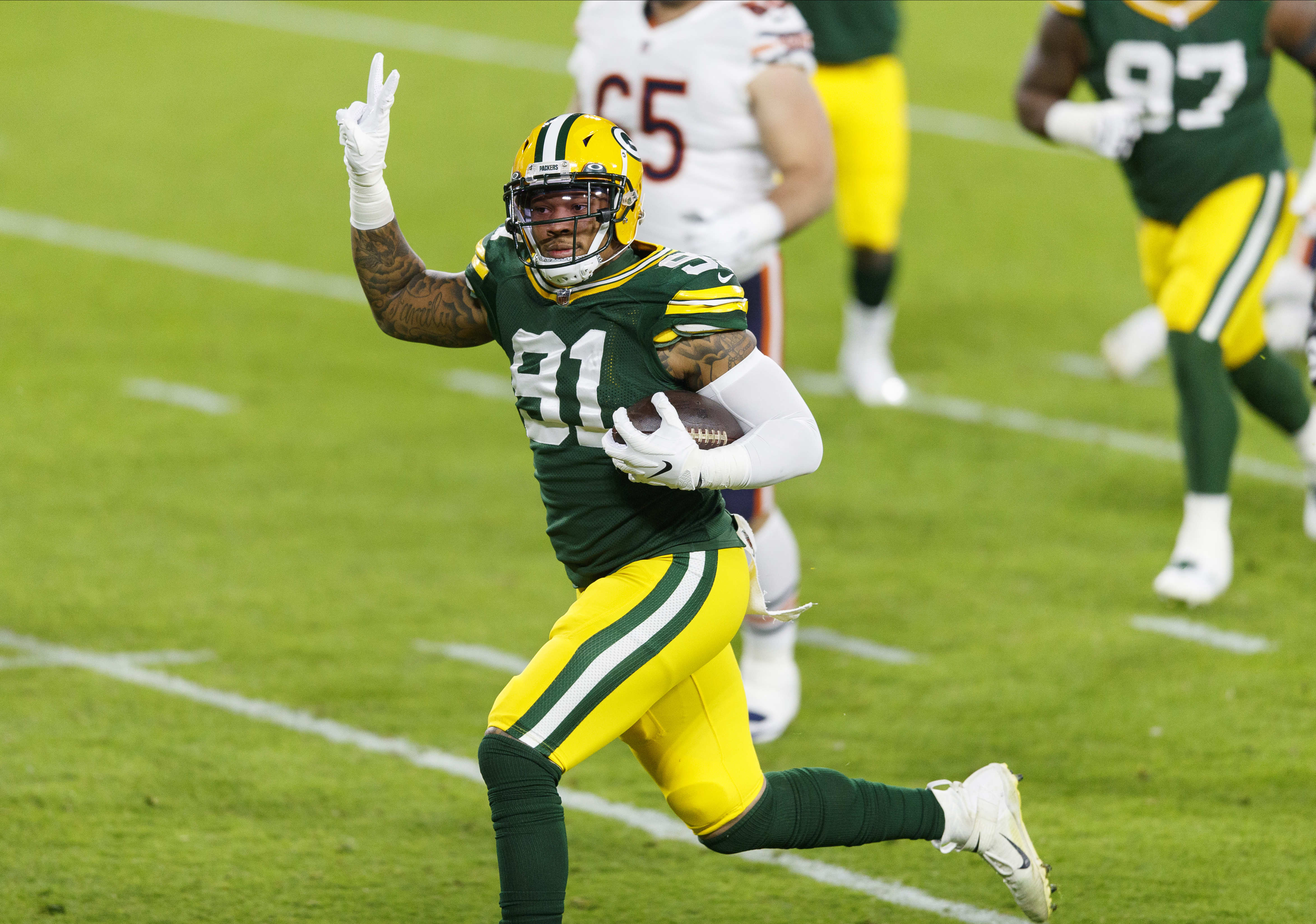 Packers sign LB Preston Smith to four-year extension | Reuters