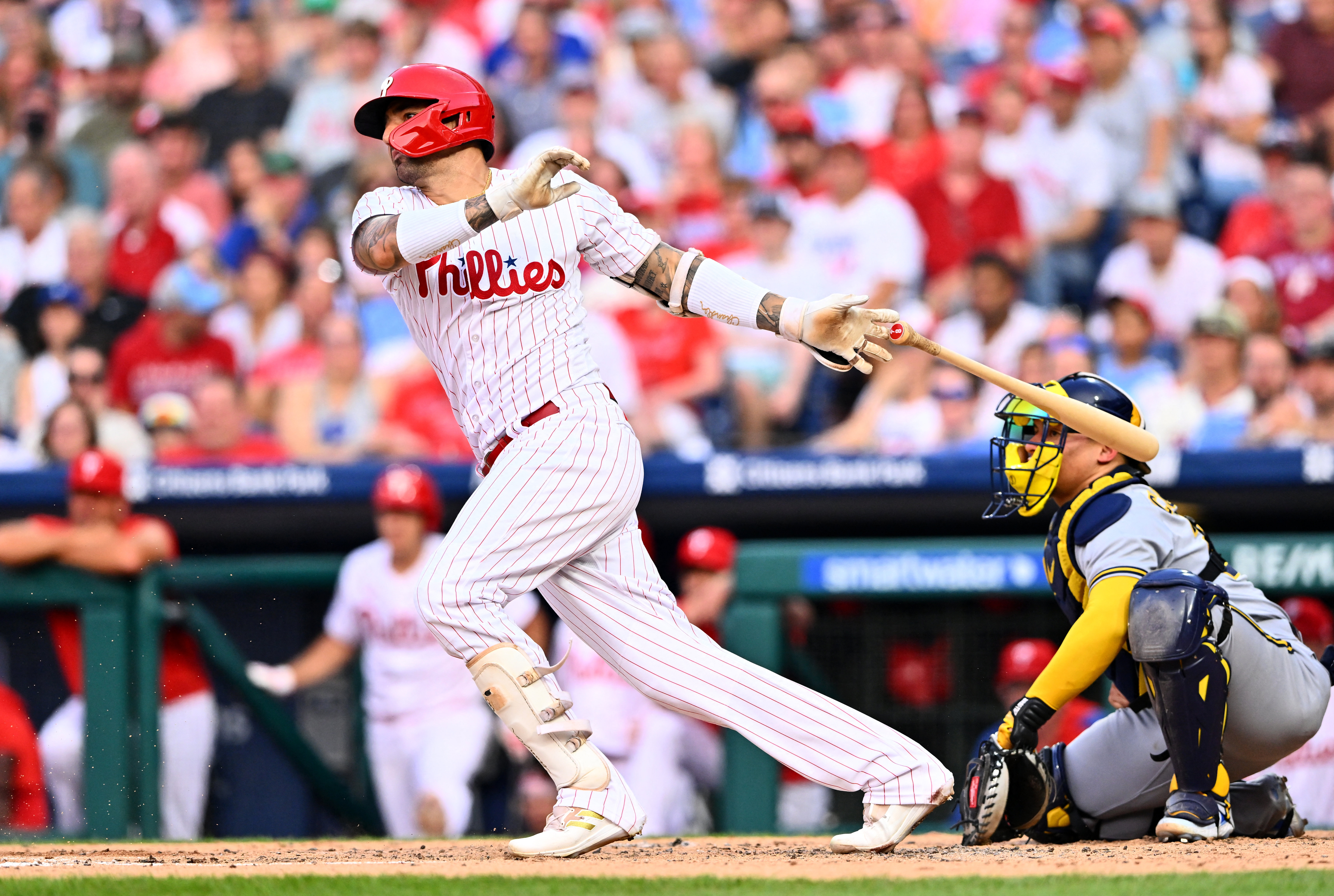 Kyle Schwarber extends homer streak as Phils edge Brewers