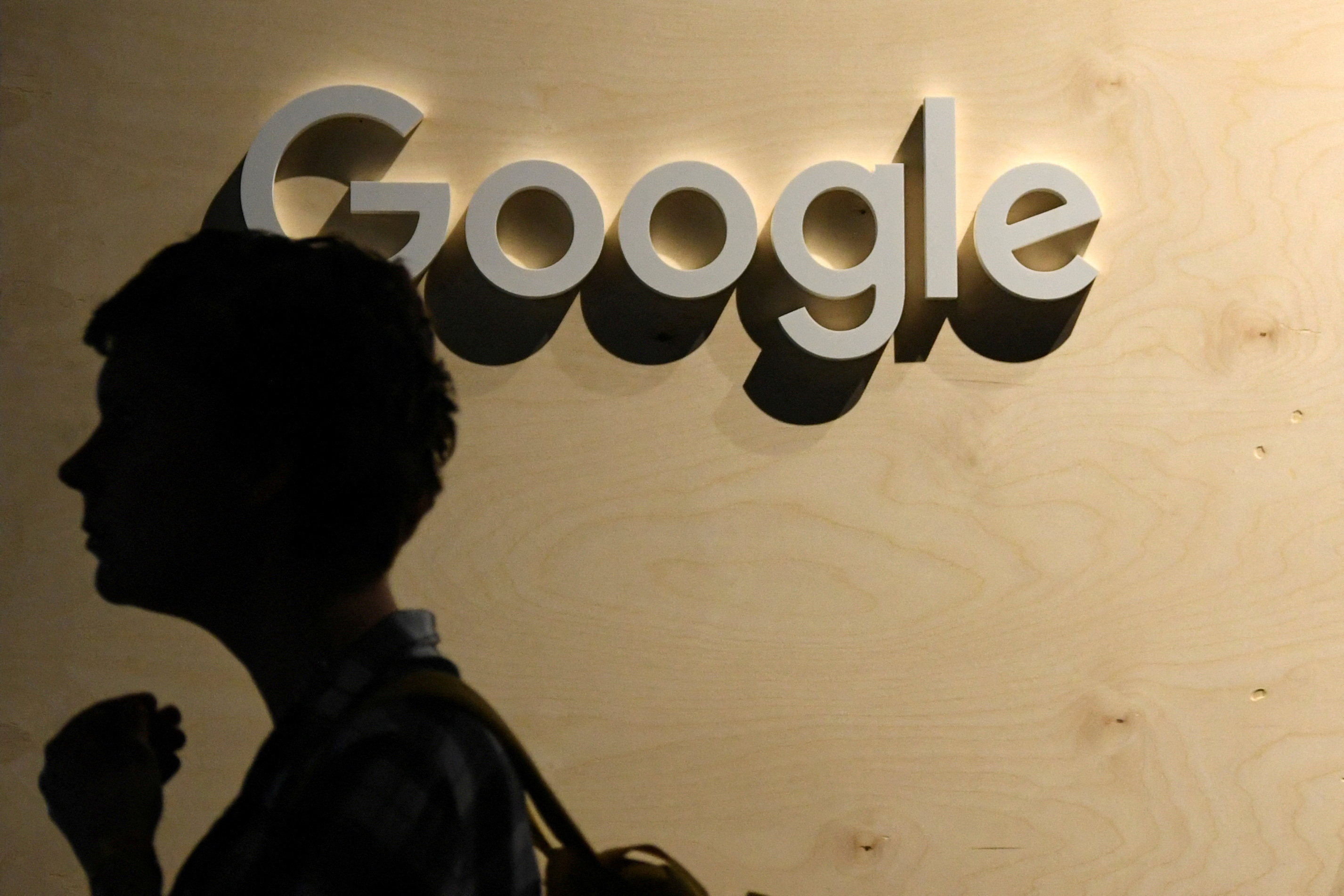 گوگل از کاربران مولد هوش مصنوعی در برابر ادعاهای حق چاپ دفاع می کند