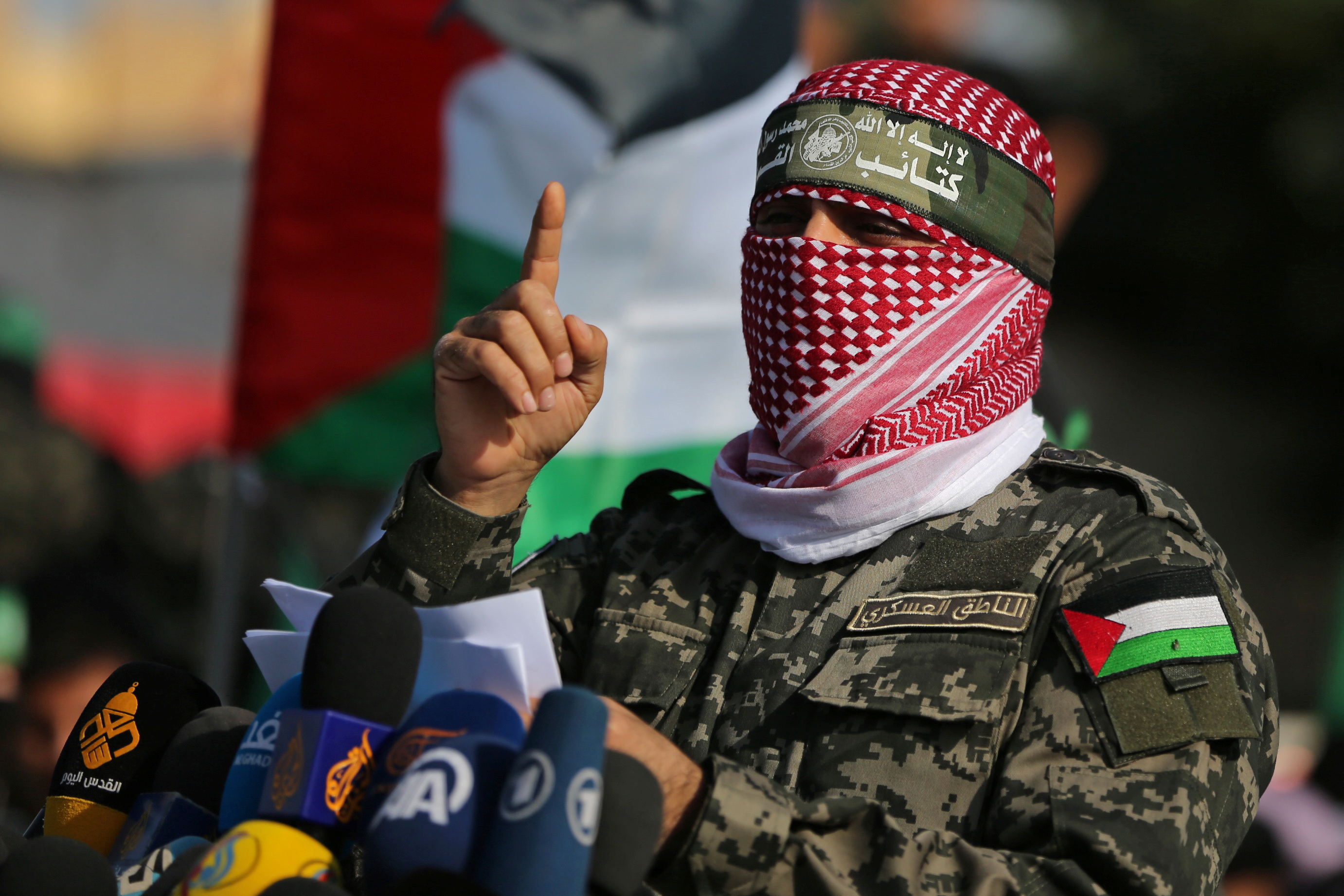 Abu Ubaida, porta-voz das Brigadas Izz el-Deen al-Qassam, gesticula enquanto fala durante um show militar anti-Israel no sul da Faixa de Gaza
