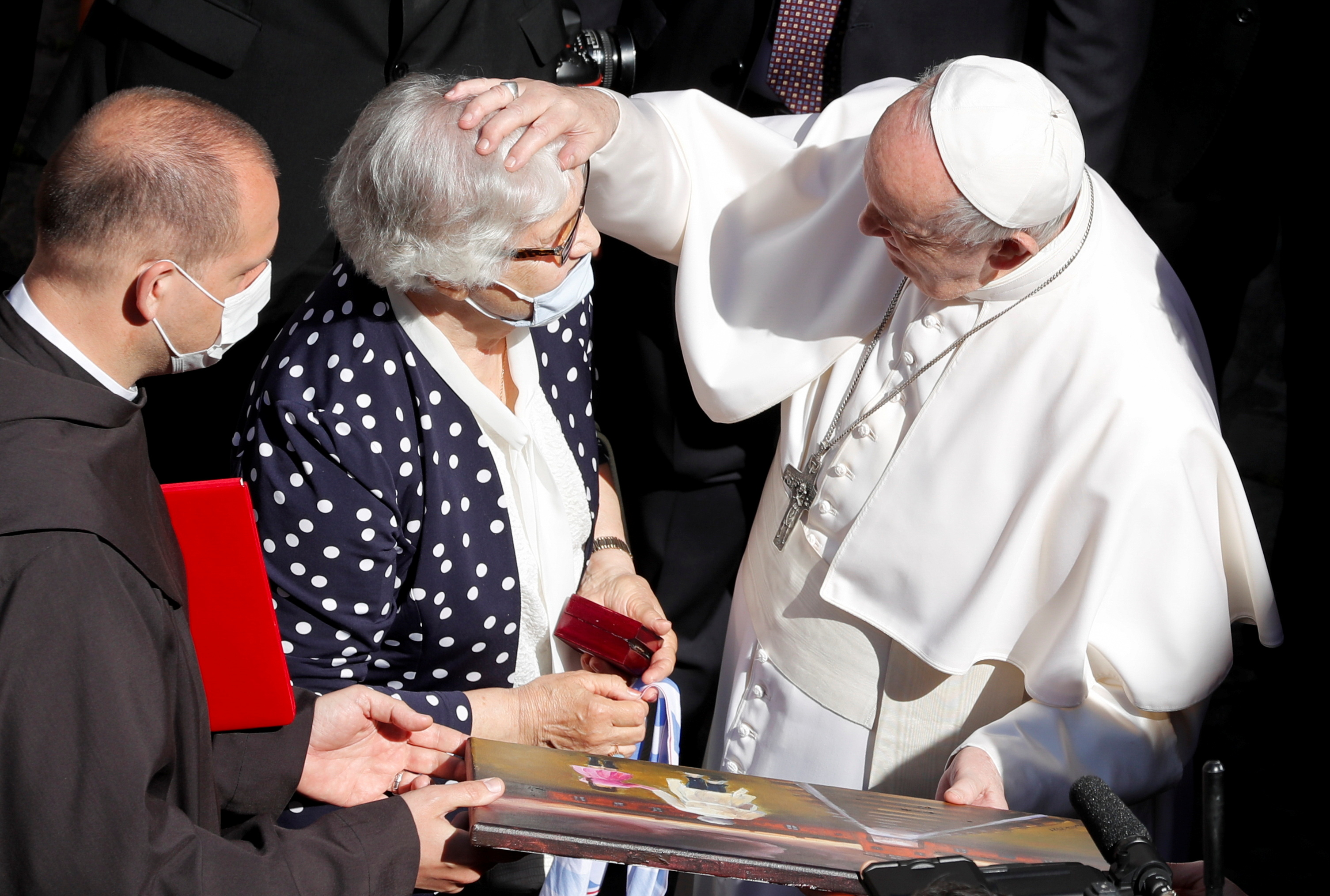 Pope kisses tattoo number on Auschwitz survivor's arm | Reuters
