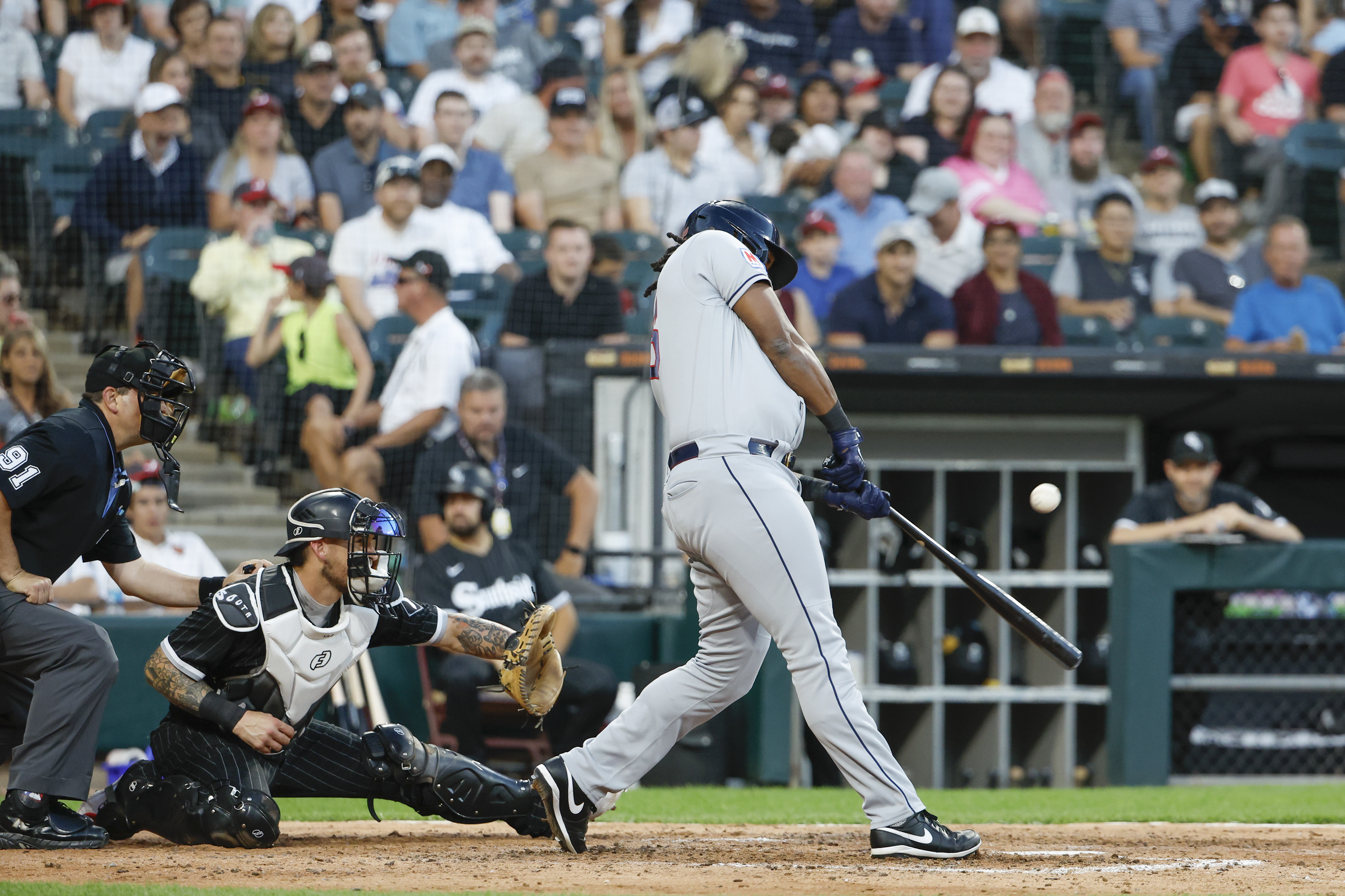 White Sox cruise past Guardians, 7-2