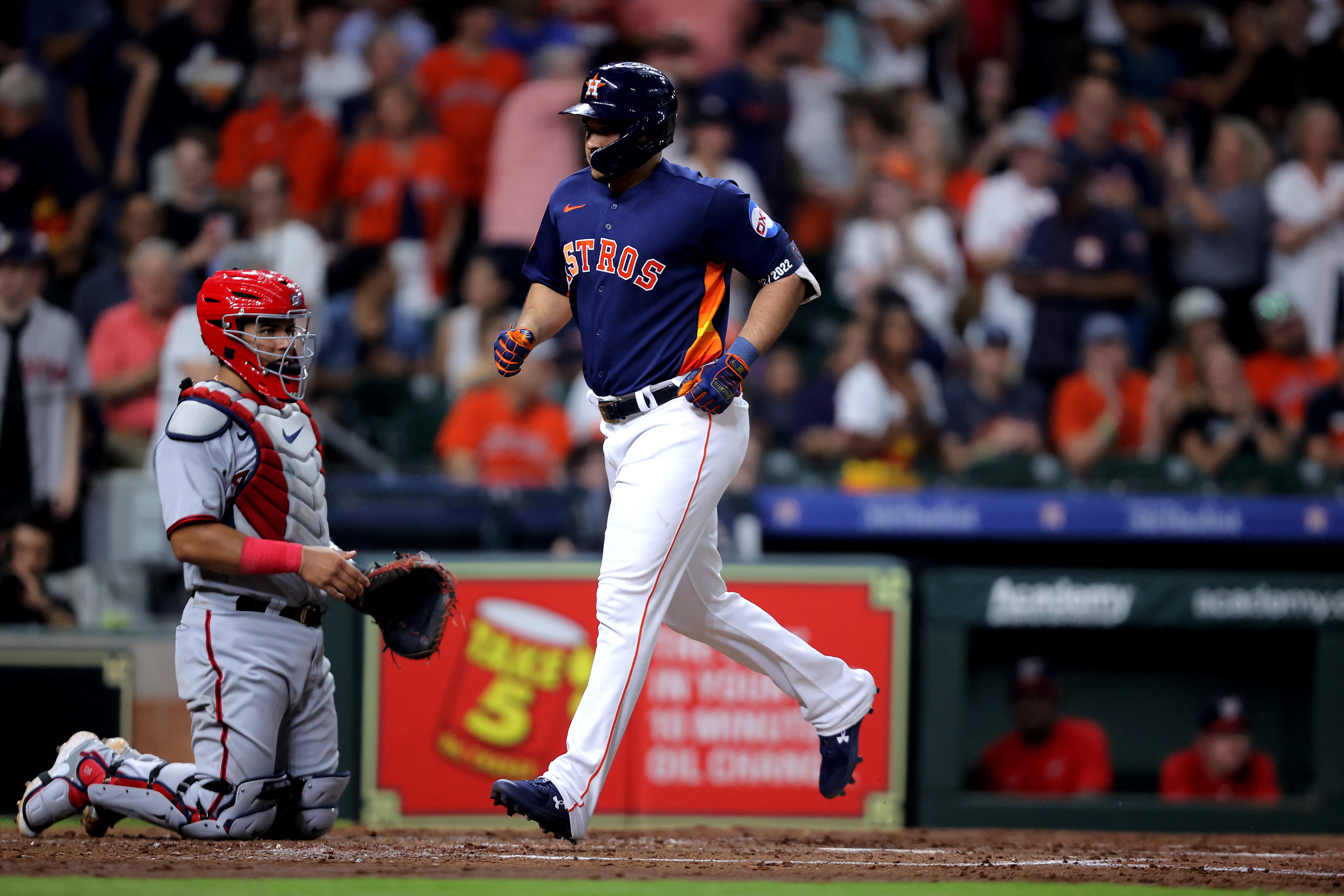 Abreu scores on throwing error to cap wild 9th, Astros beat Nationals