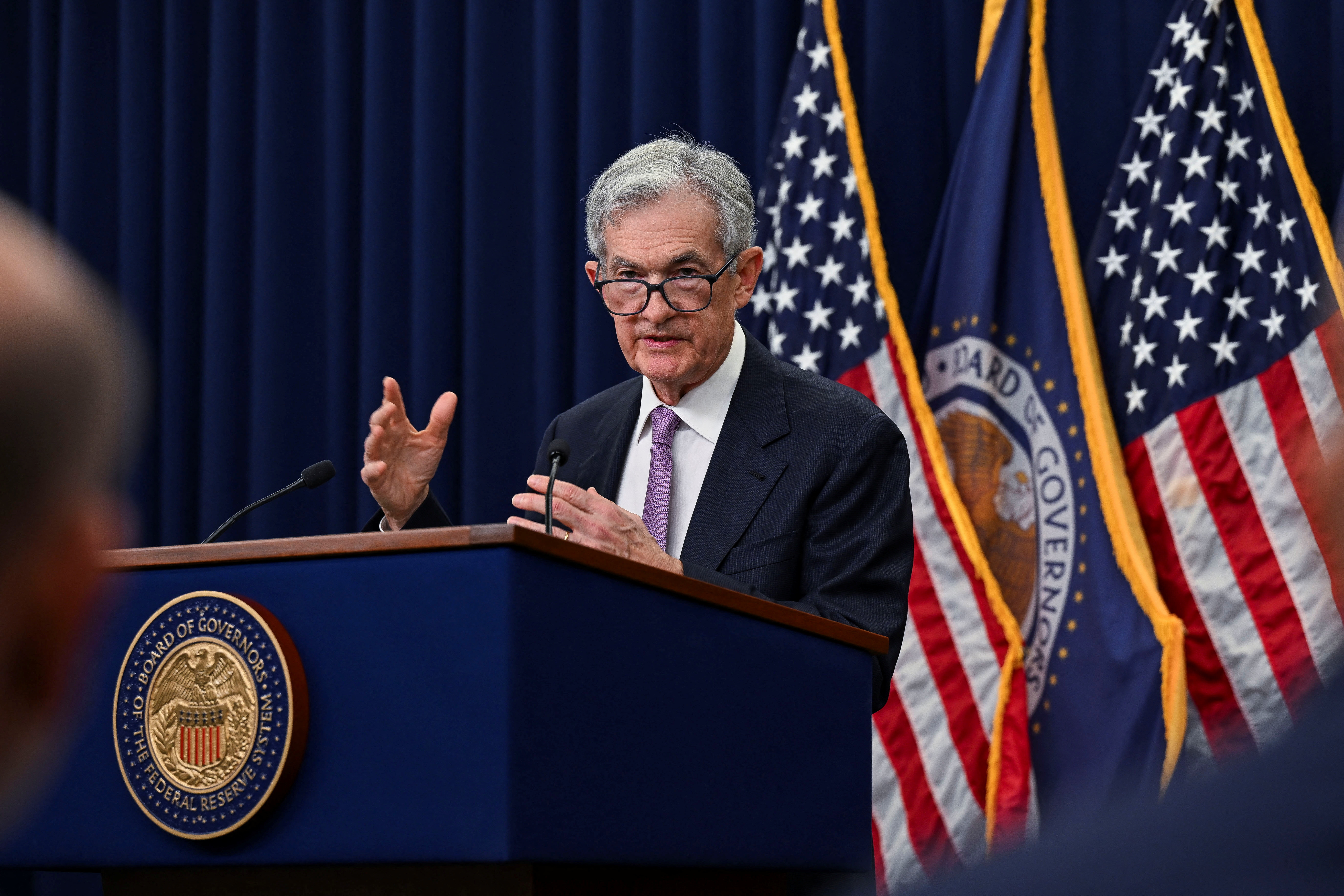 Federal Reserve Chair Jerome Powell delivering a speech at a podium. (arcpublishing.com)