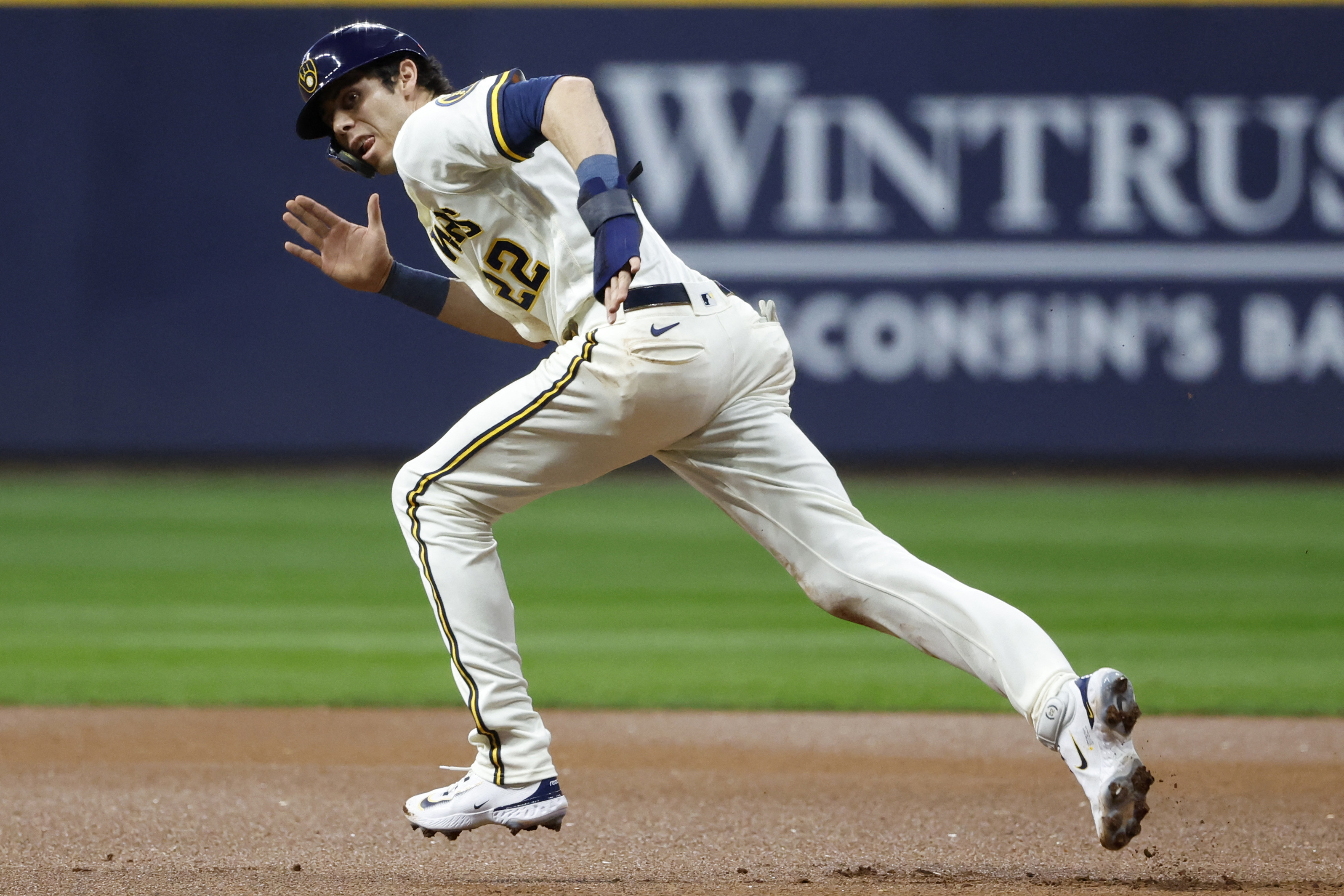 D-backs come back again, complete sweep of Brewers | Reuters