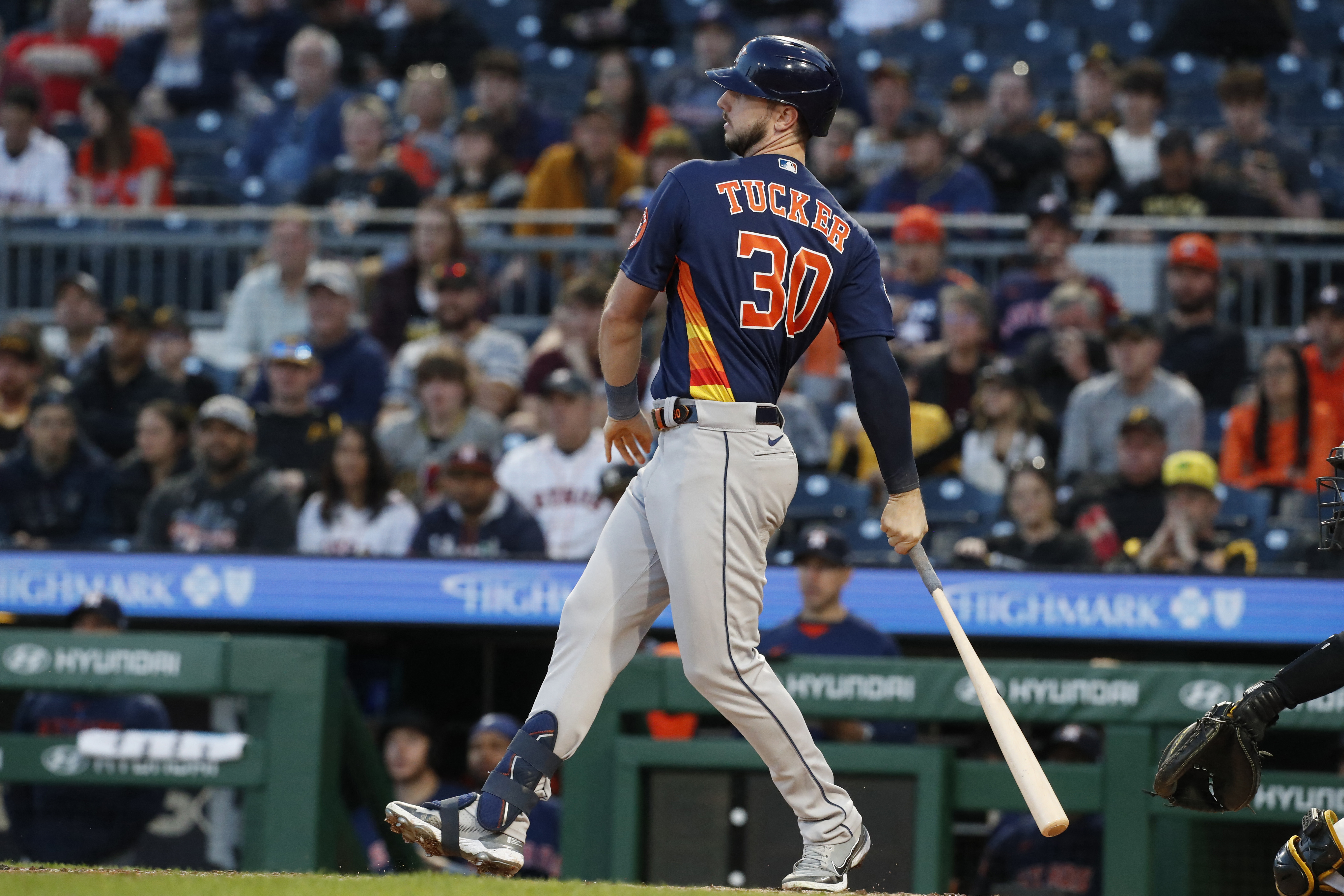 Astros pound out 13 hits, hammer Pirates 8-2