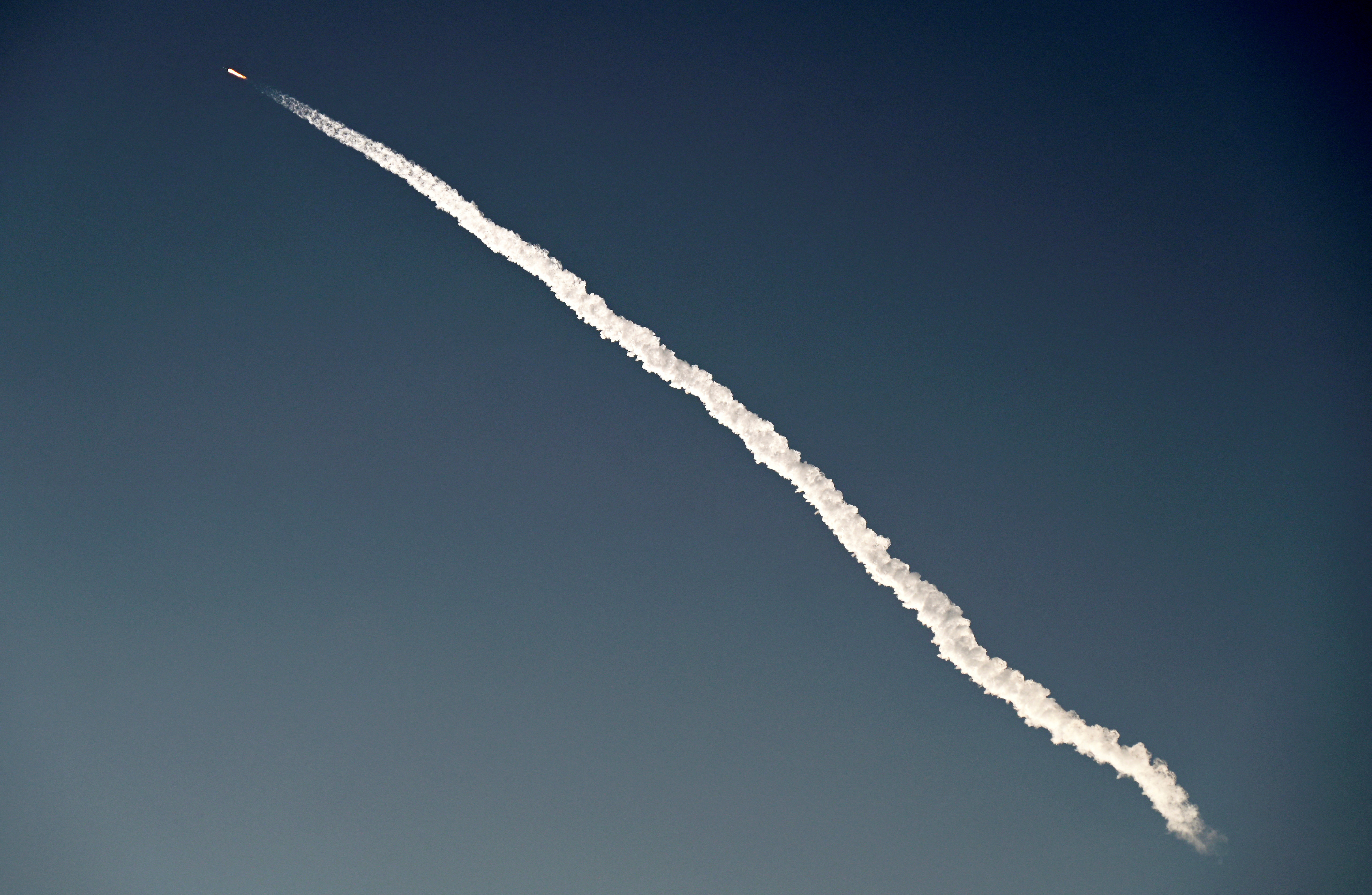 El cohete SpaceX Falcon 9 con una carga útil de 53 satélites Starlink despega del complejo de lanzamiento 39A