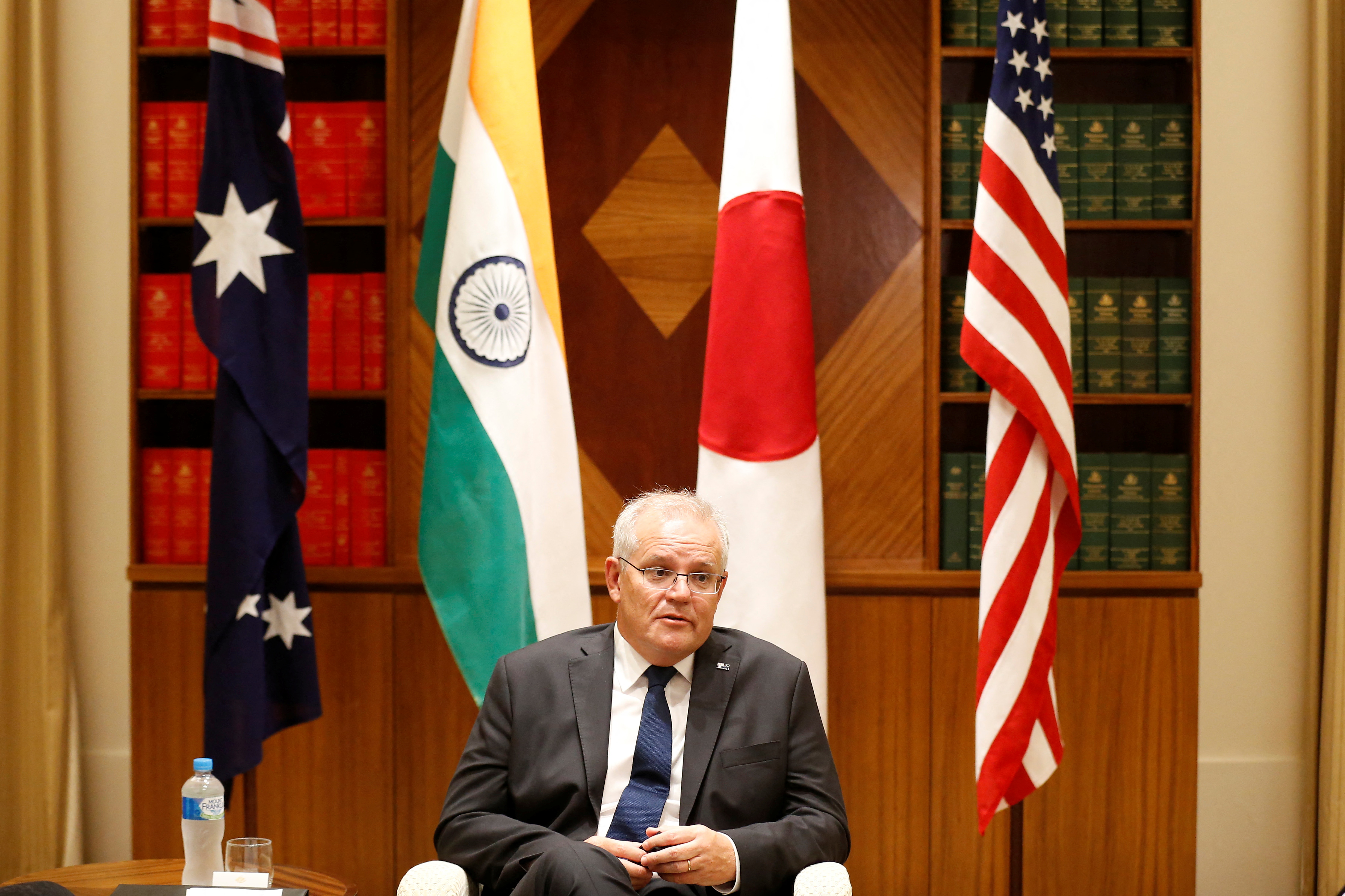 El primer ministro australiano, Scott Morrison, habla con los medios de comunicación en la Oficina Parlamentaria de la Commonwealth de Melbourne en Melbourne, Australia, el 11 de febrero de 2022.  Entrenador Dorian / Piscina vía REUTERS