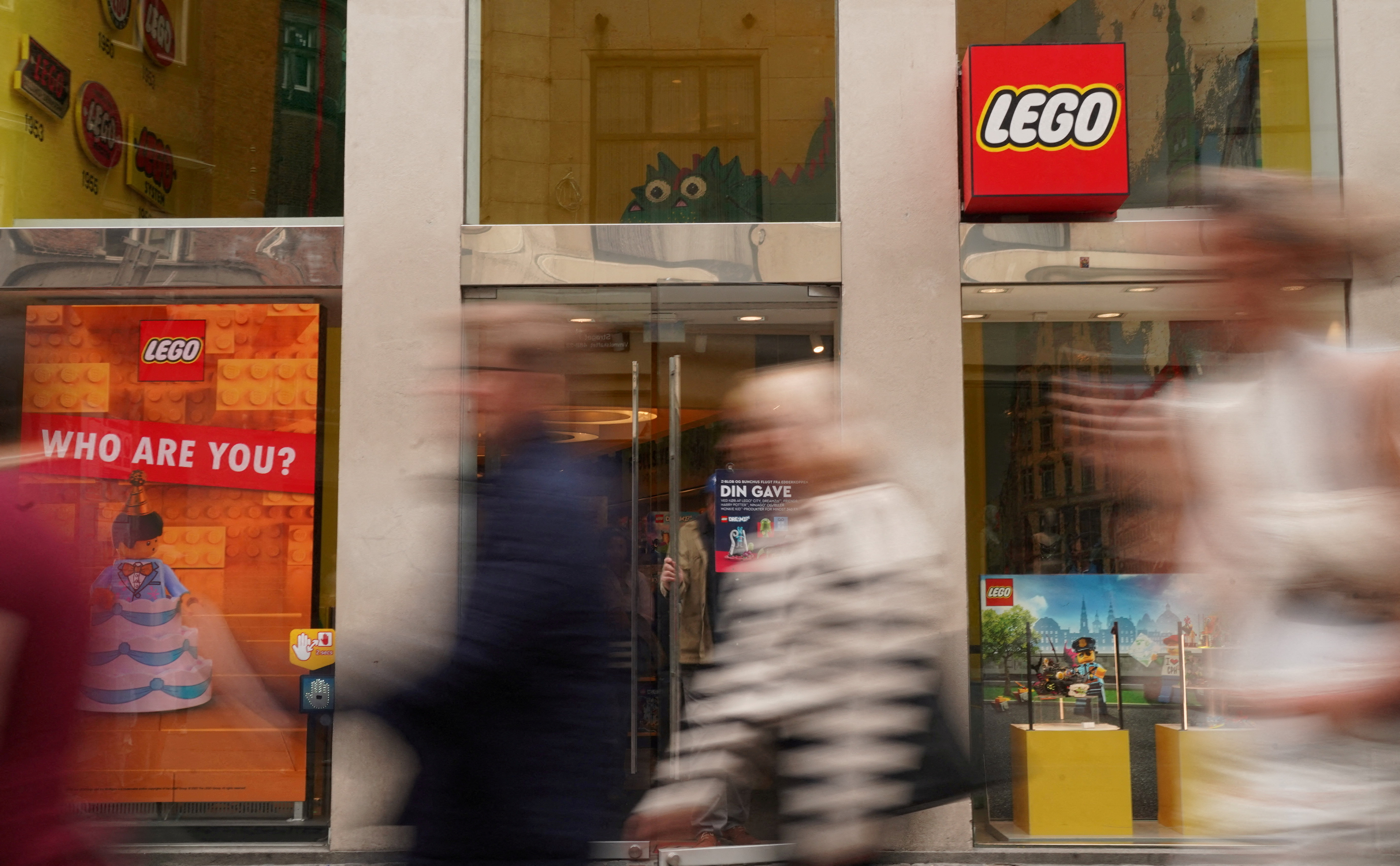 Lego outplays wobbly game market | Reuters