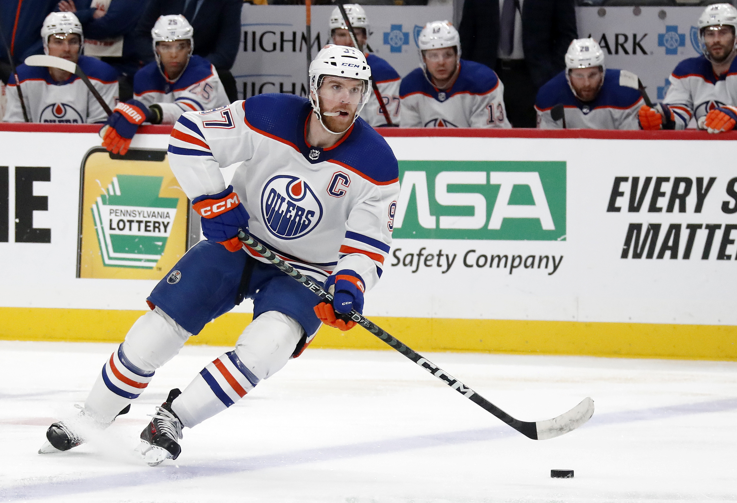 Connor McDavid, Oilers blank Penguins in physical game | Reuters