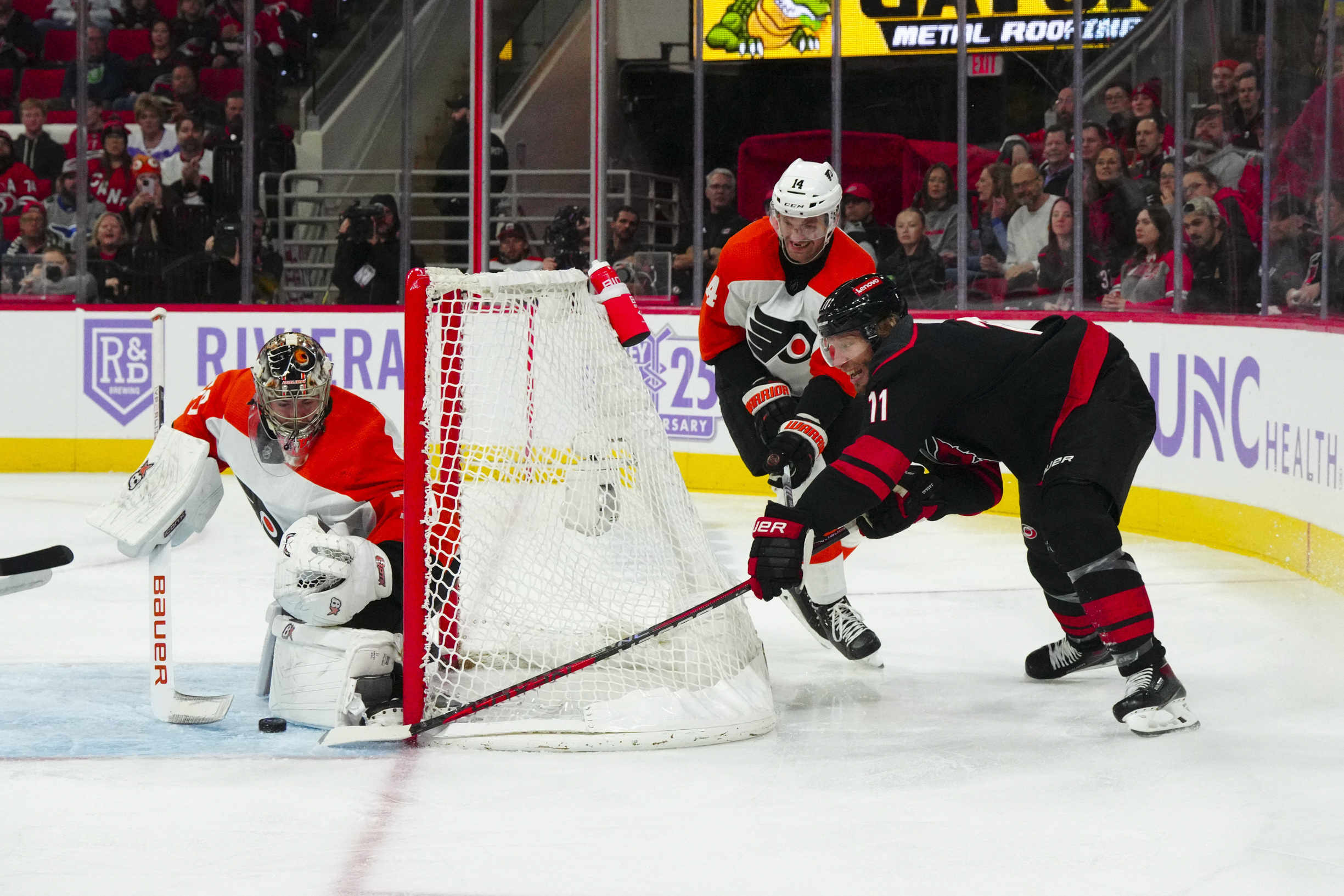 Carter Hart returns, helps Flyers top Hurricanes | Reuters