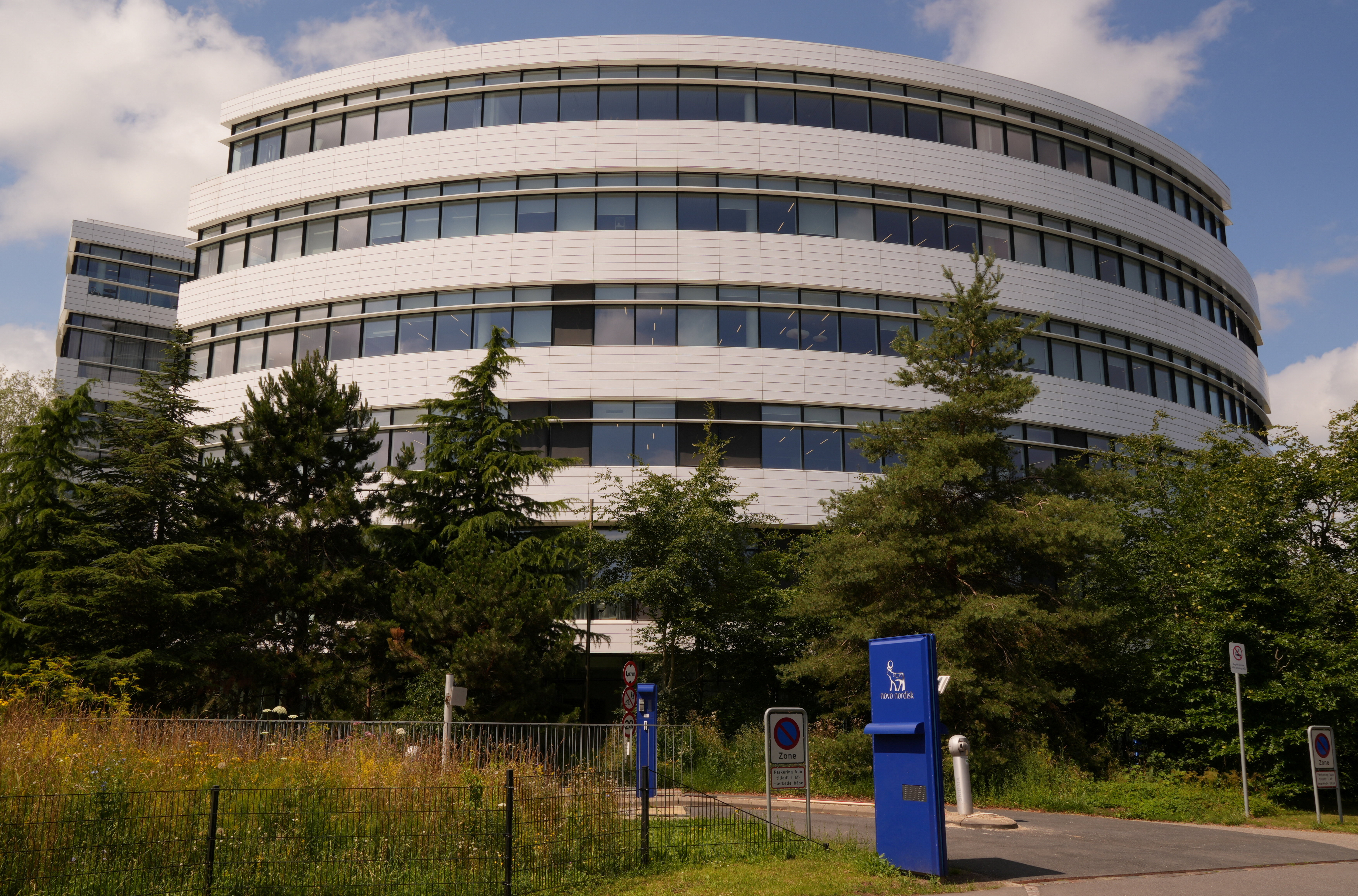 🌍STOCK REPORT:  **"Deckers Outdoor: Risultati Q1 2026 Sorprendono e Azioni Volano dell'11%!"**