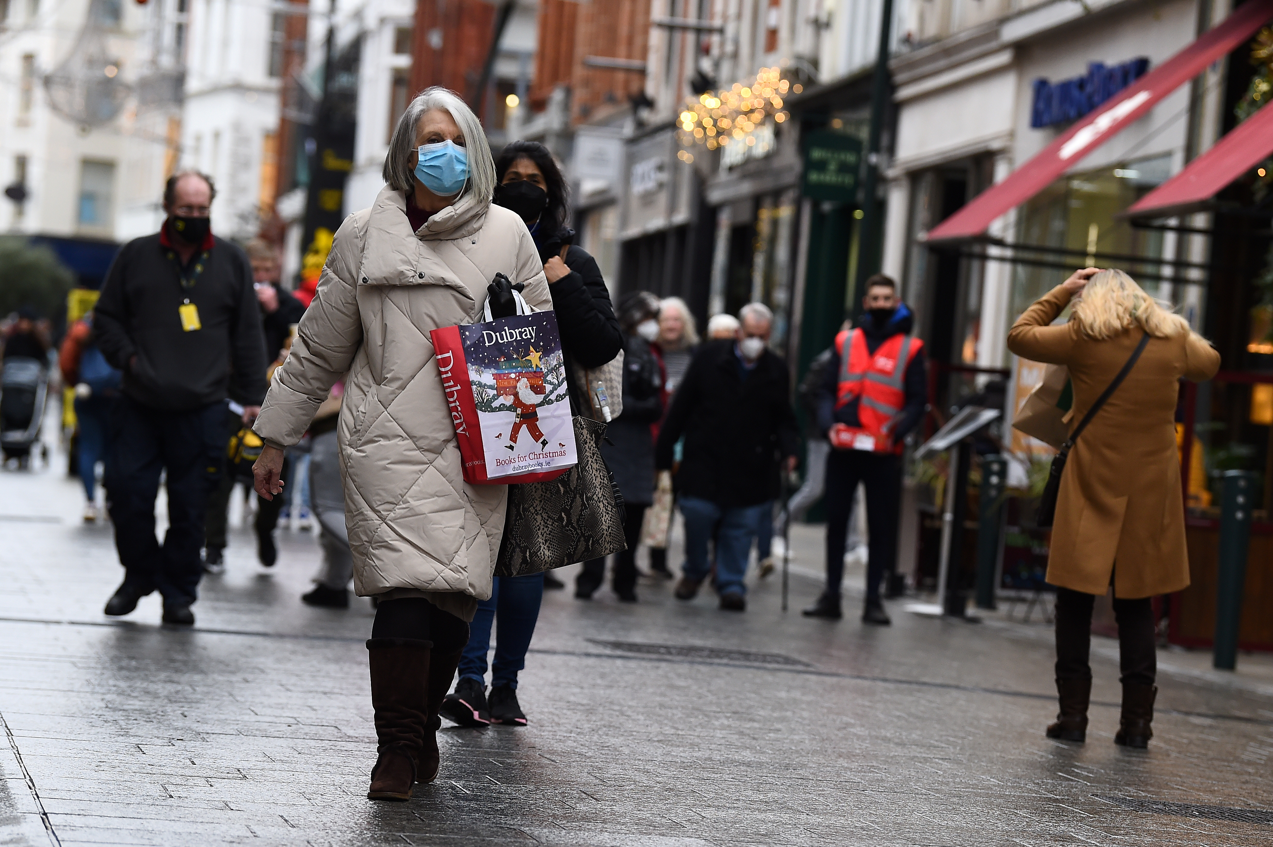 Shoppers in the city centre wear face masks, as the spread of the coronavirus disease (COVID-19) continues in Dublin, Ireland, November 30, 2021. REUTERS/Clodagh Kilcoyne