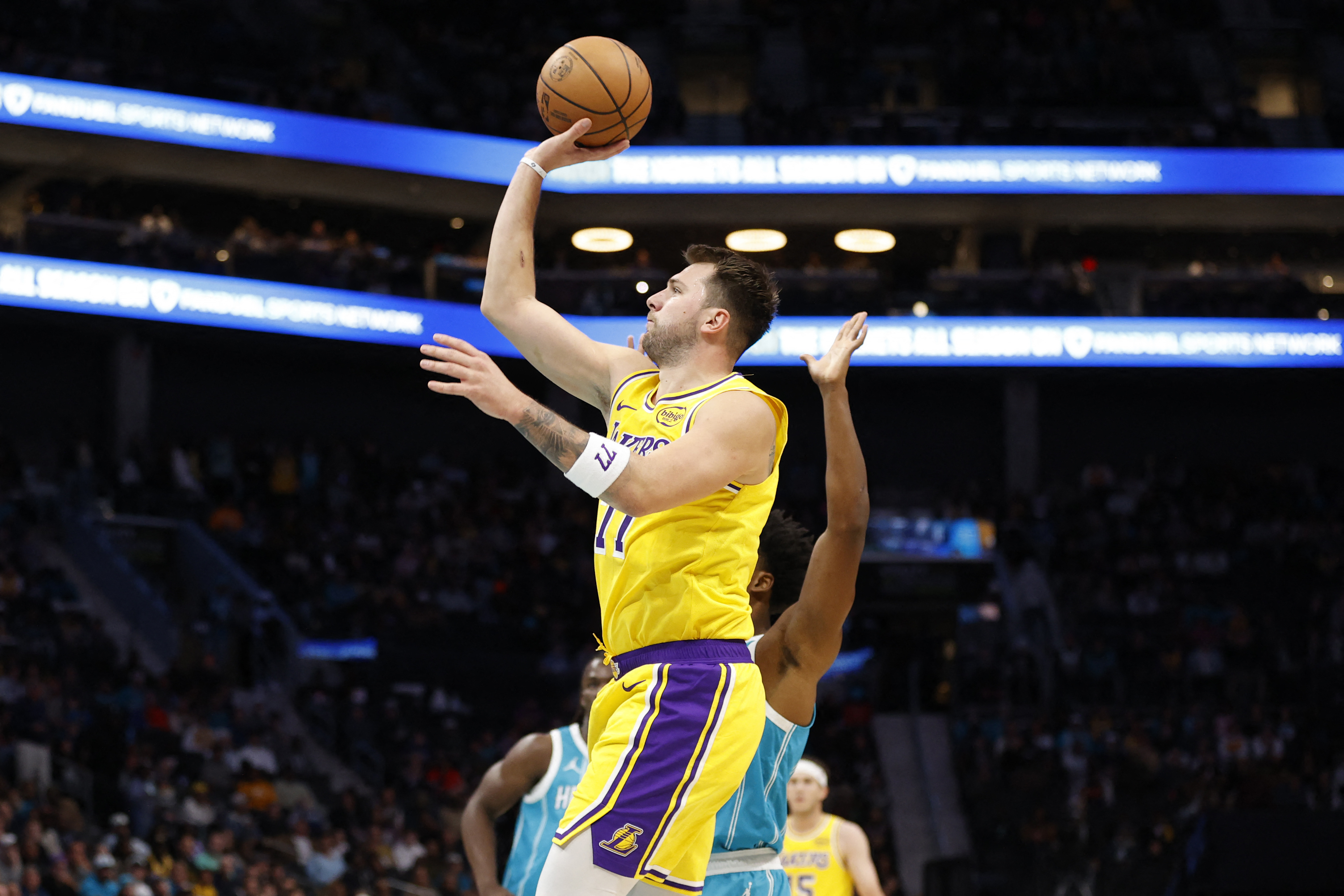 NBA＝レーカーズ白星、八村は21得点 ドンチッチ38得点でけん引 