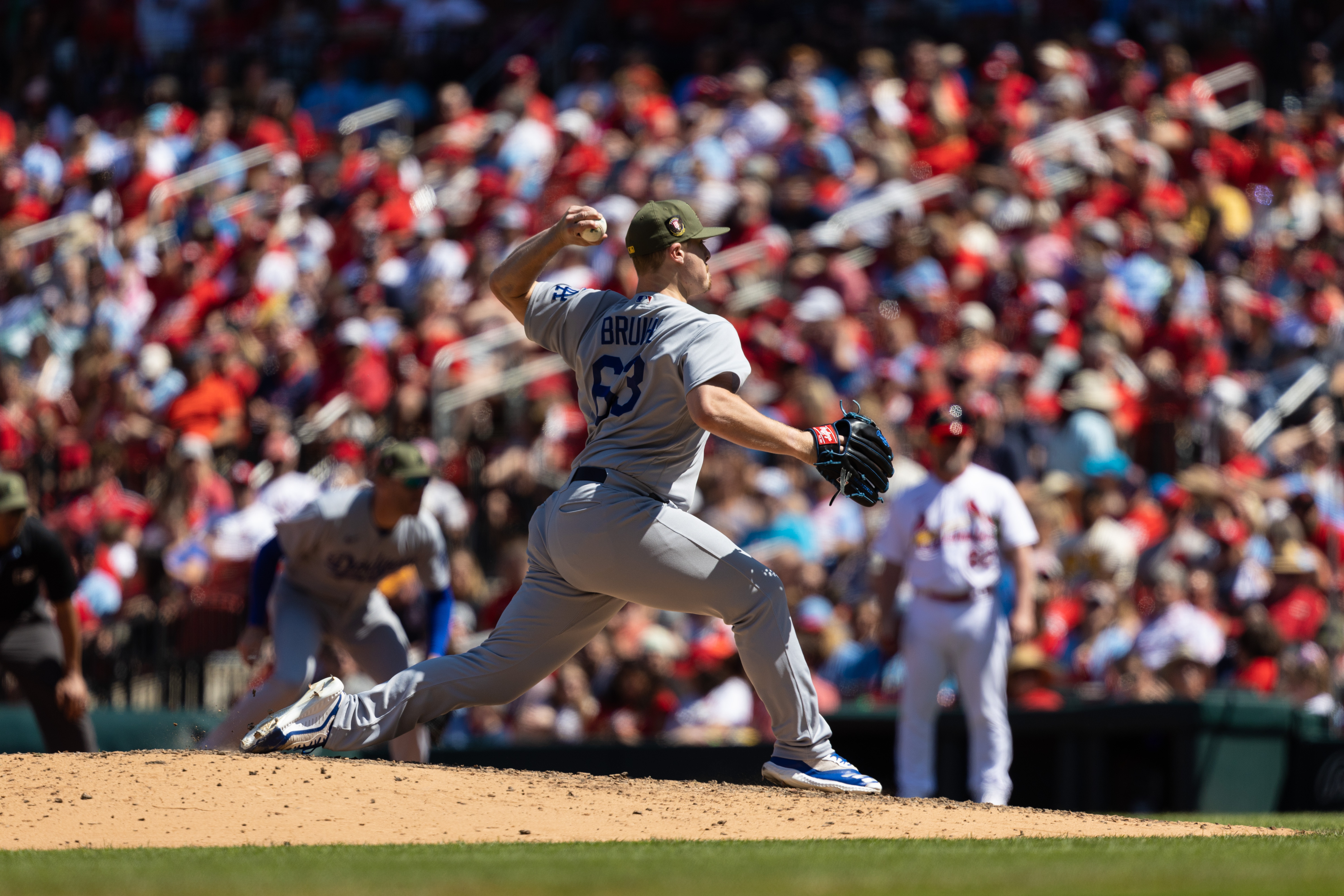 Surging Cardinals double up Dodgers, take series