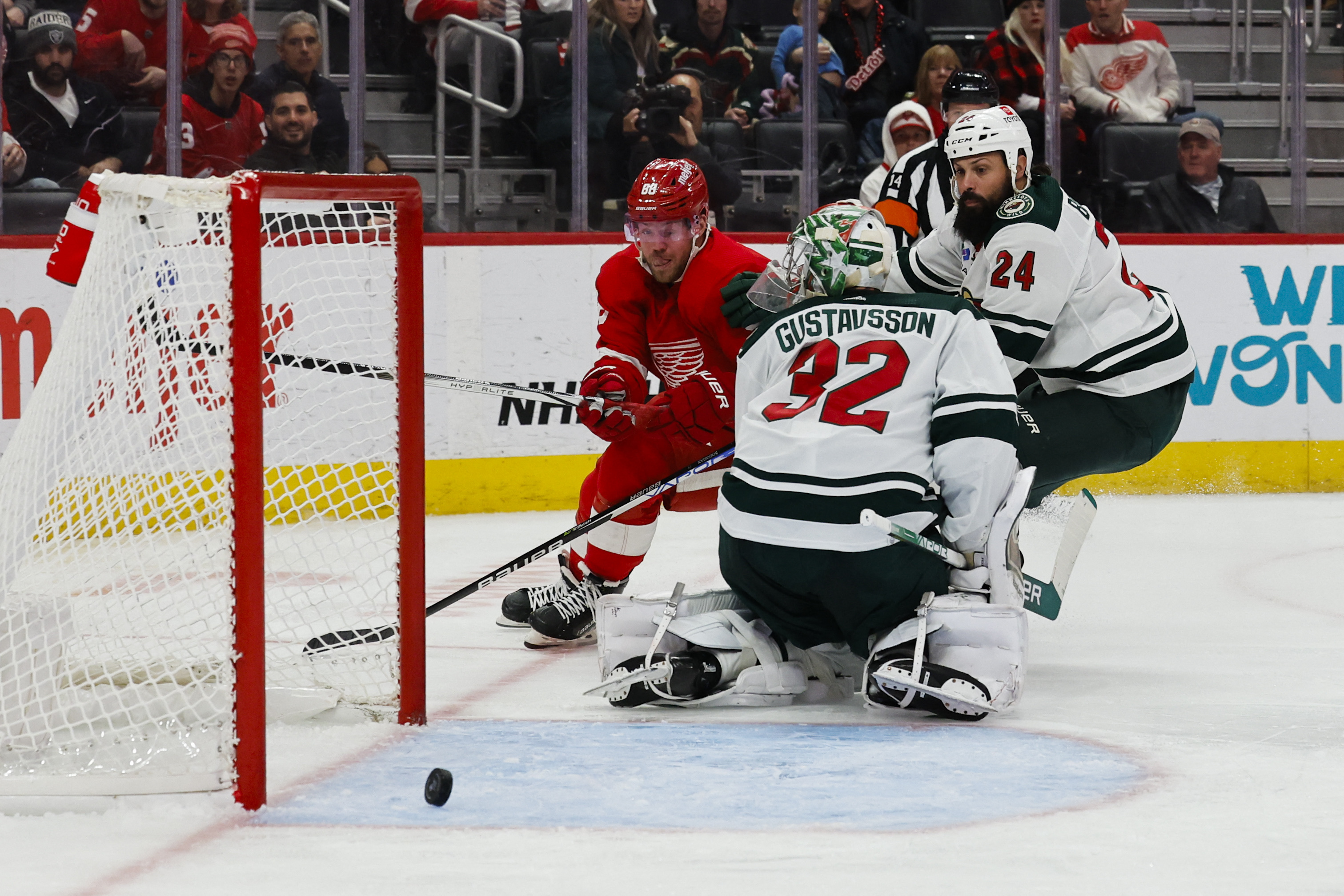 Red Wings win third straight, extend Wild's misery Reuters