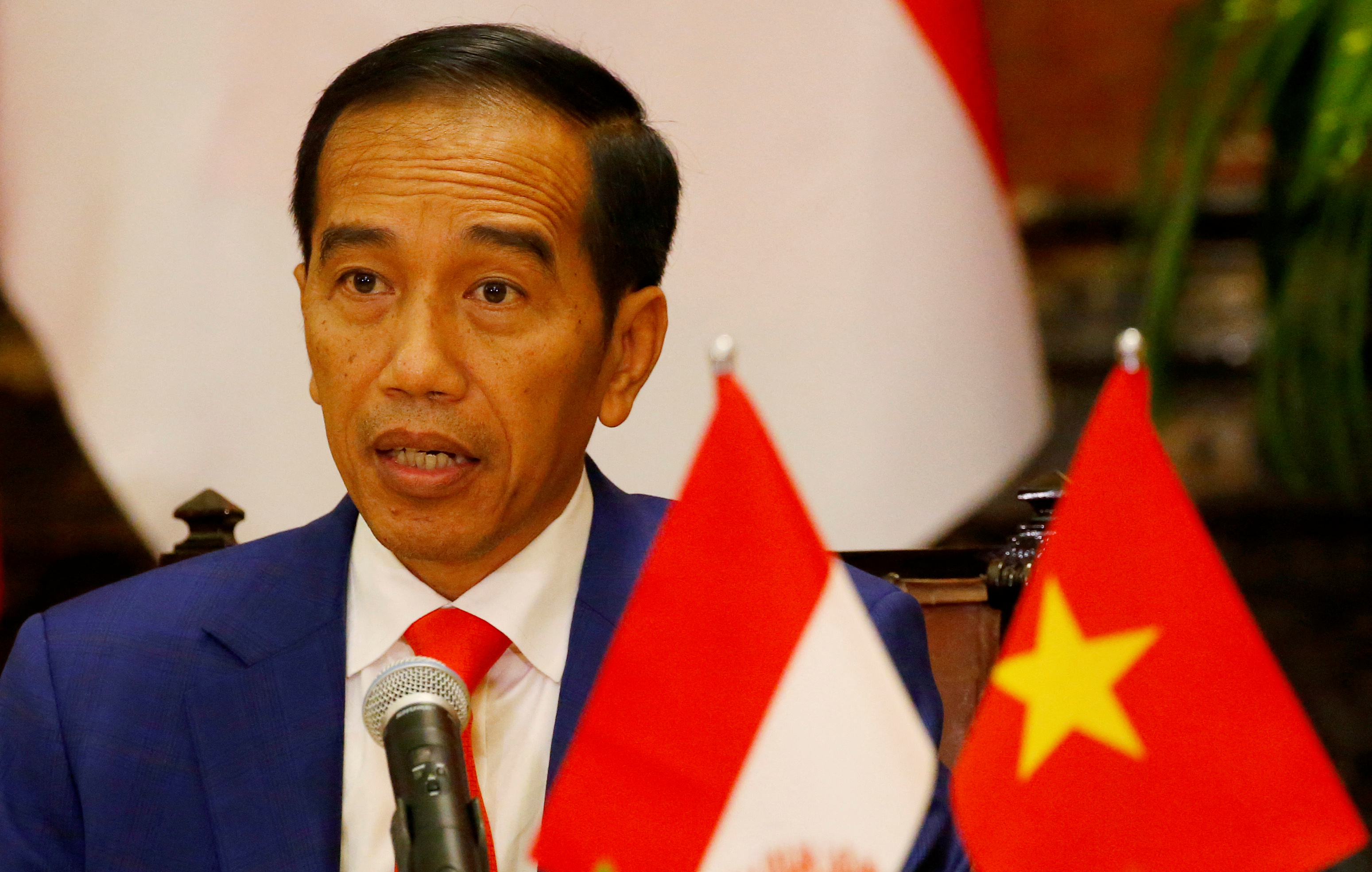 Indonesian President Joko Widodo reads his statement following a signing ceremony at the Presidential Palace in Hanoi, Vietnam September 11, 2018. Bullit Marquez/Pool via REUTERS