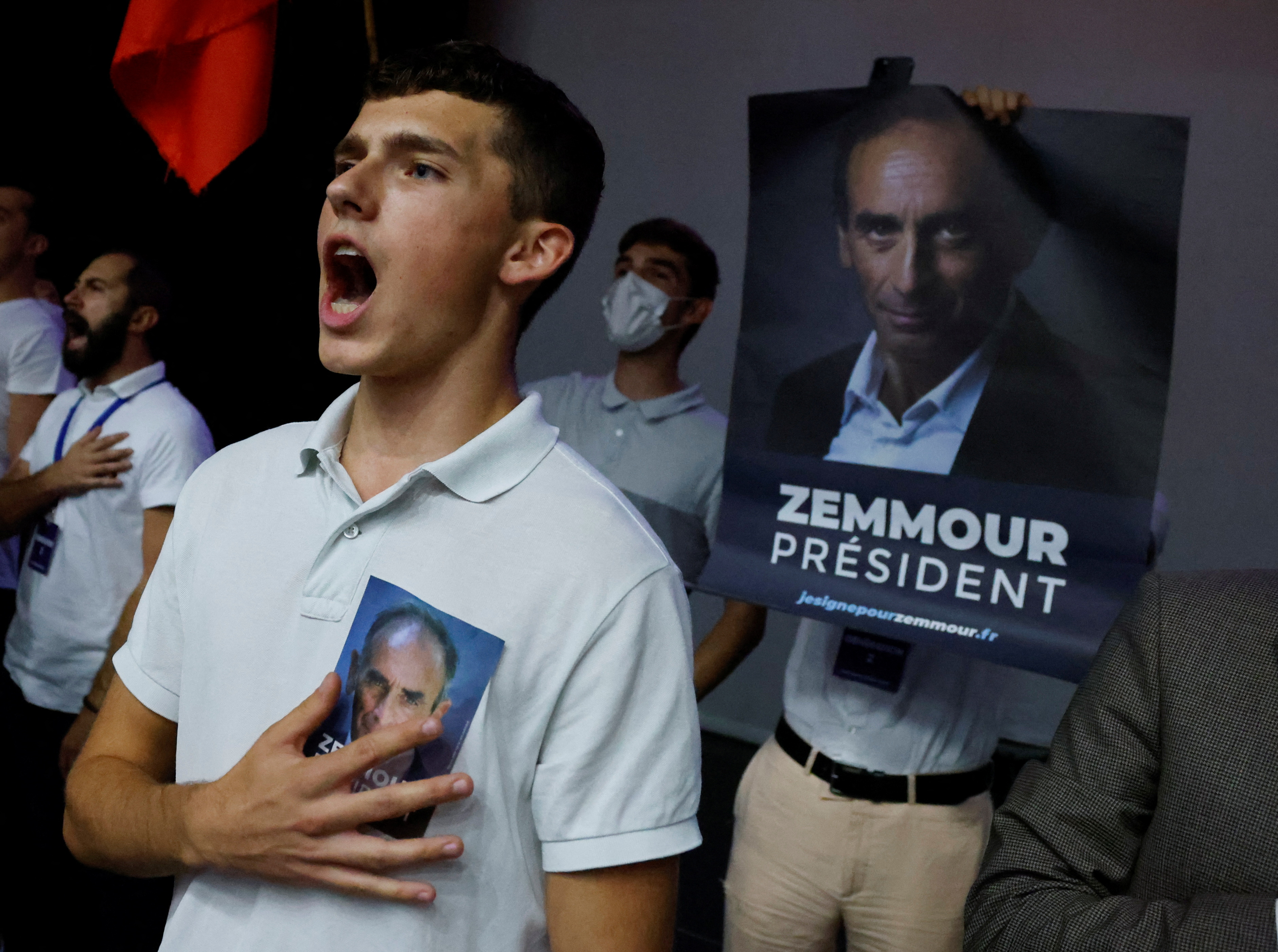 Supporters of French right-wing extremist commentator Eric Zemmour attend a meeting in Beziers, France, on October 16, 2021. REUTERS / Eric Gaillard