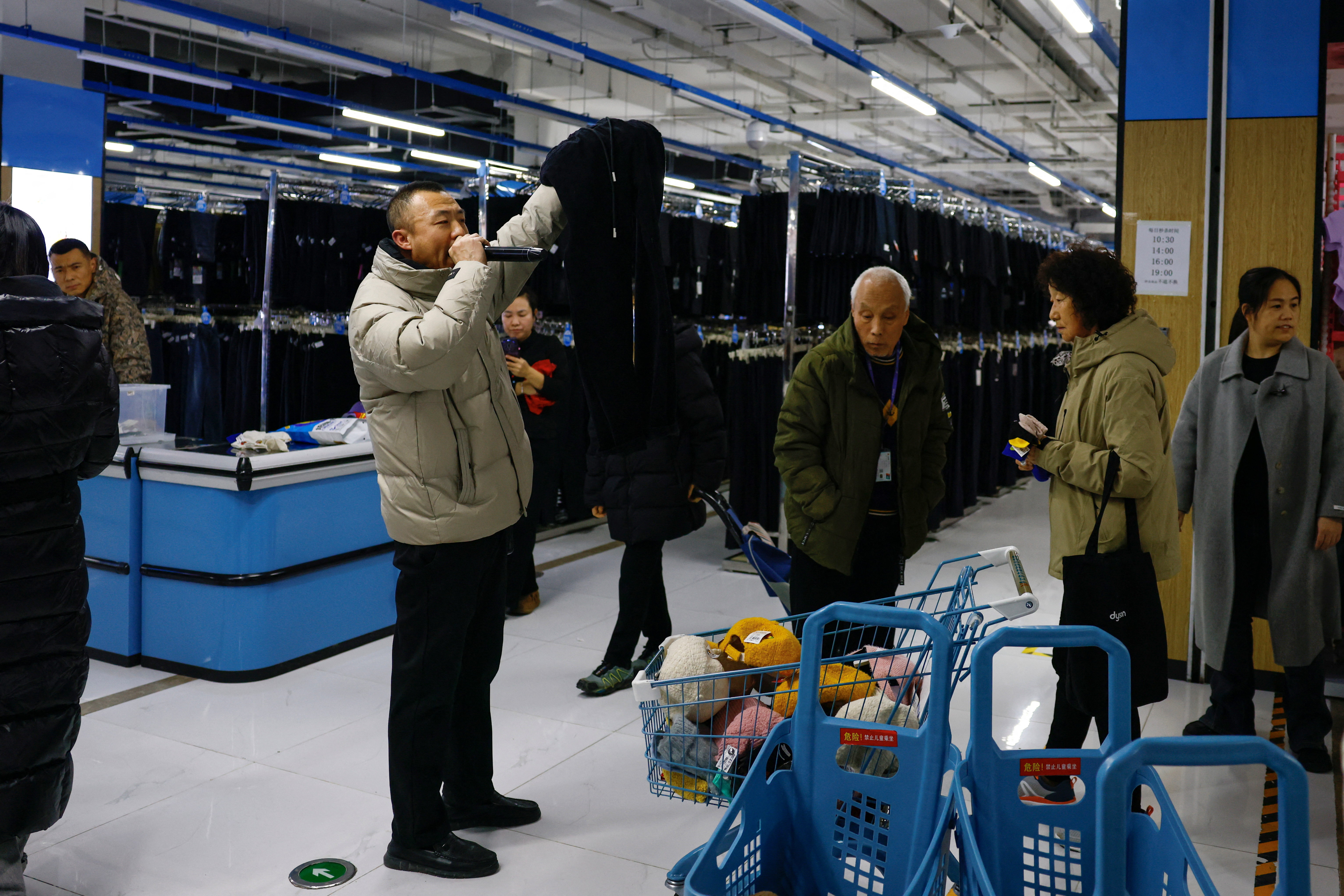 アングル:デフレ下の中国で値引き過熱化、ディスカウント店が人気 アングル:デフレ下の中国で値引き過熱化、ディスカウント店が人気
