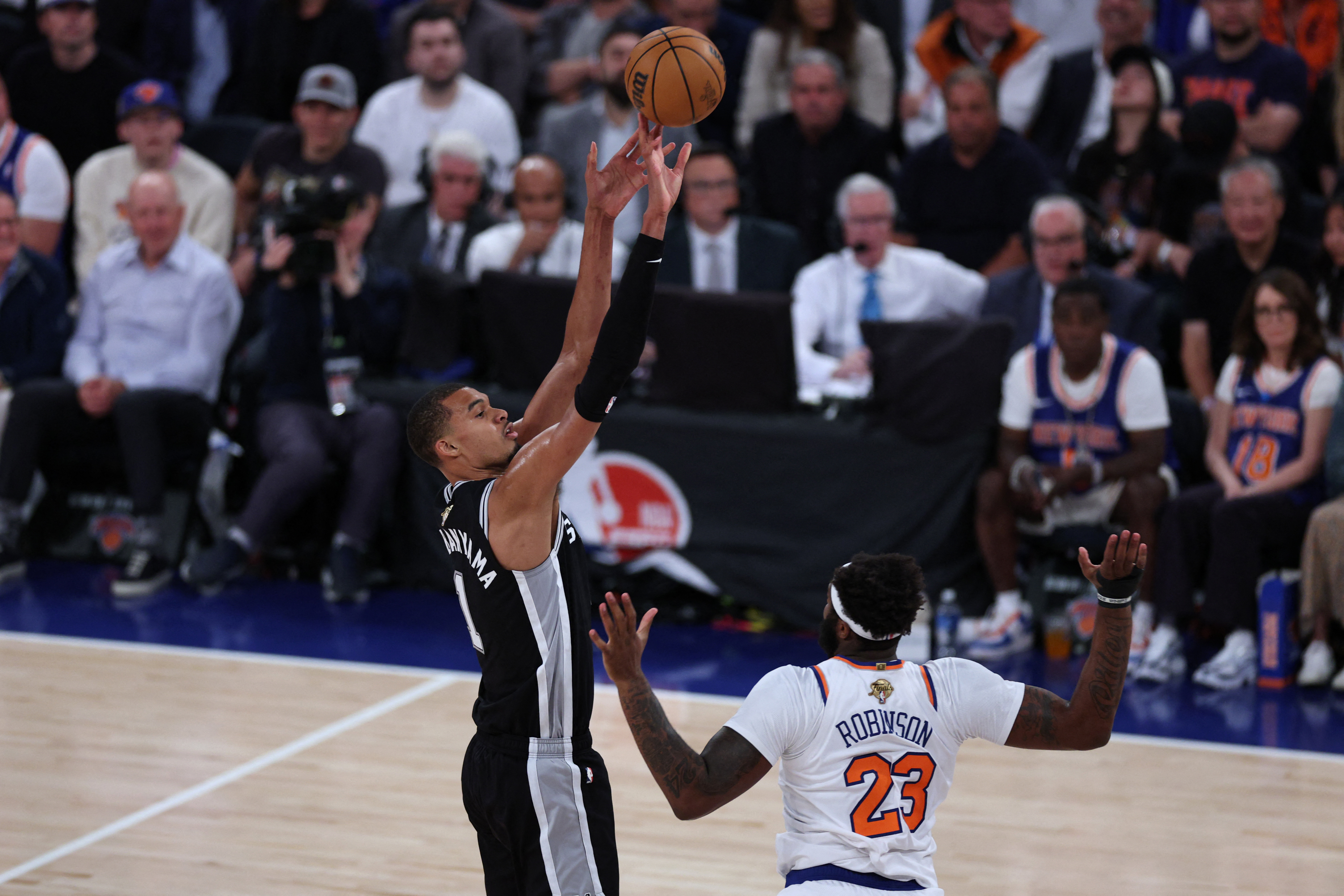 NBA＝ウェンバンヤマが32得点、スパーズが敵地でニックス下し初勝利