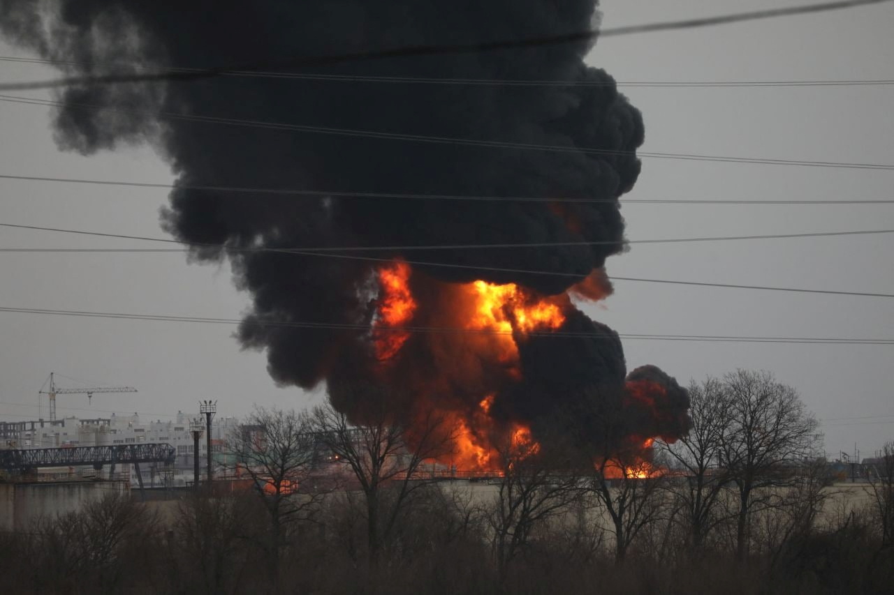 Një pamje tregon një depo karburanti në flakë në Belgorod