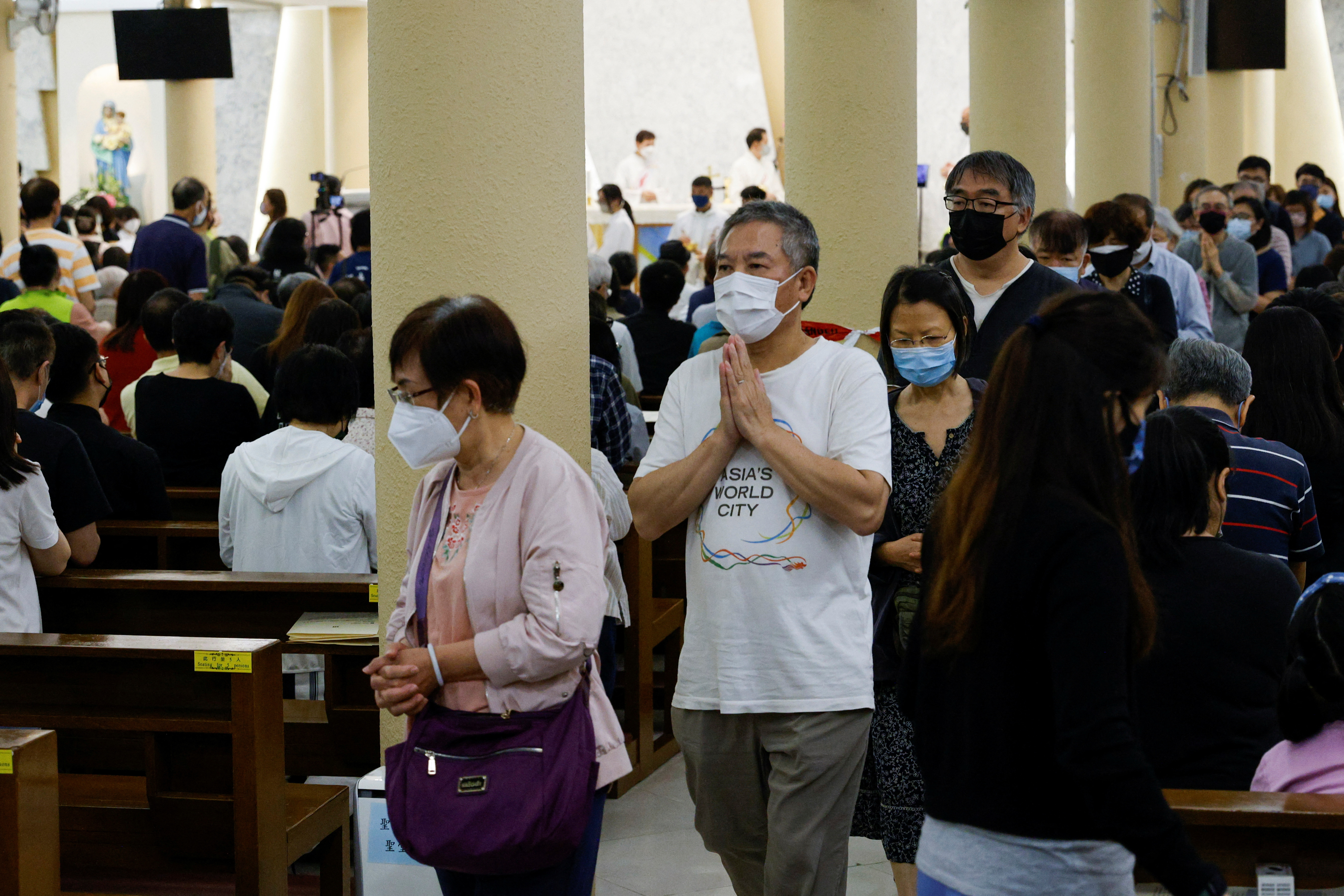 Fieles católicos rezan en una iglesia en Hong Kong