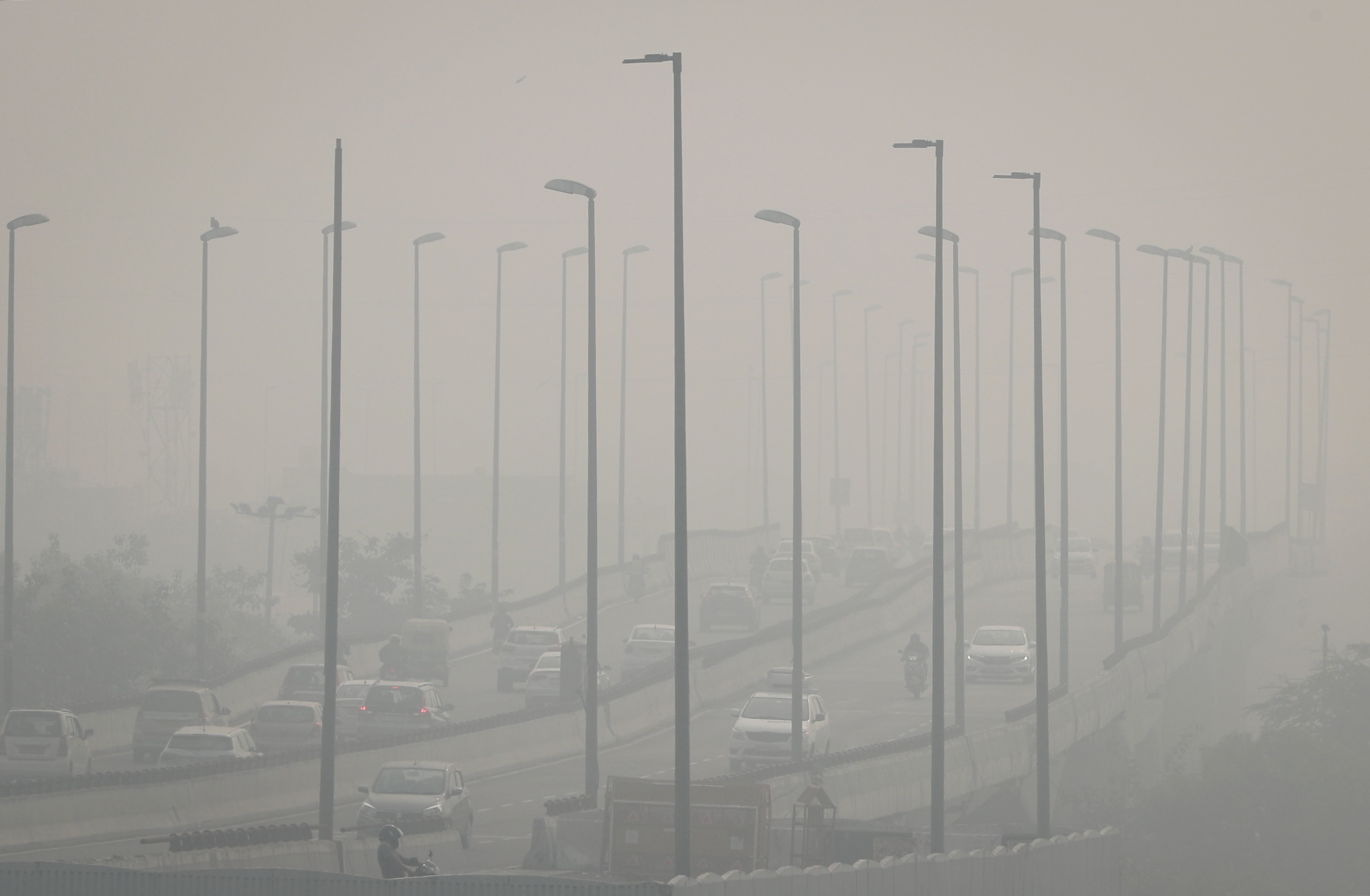 Traffic moves on a flyover on a smoggy morning in New Delhi, India, November 4, 2021. REUTERS/Adnan Abidi