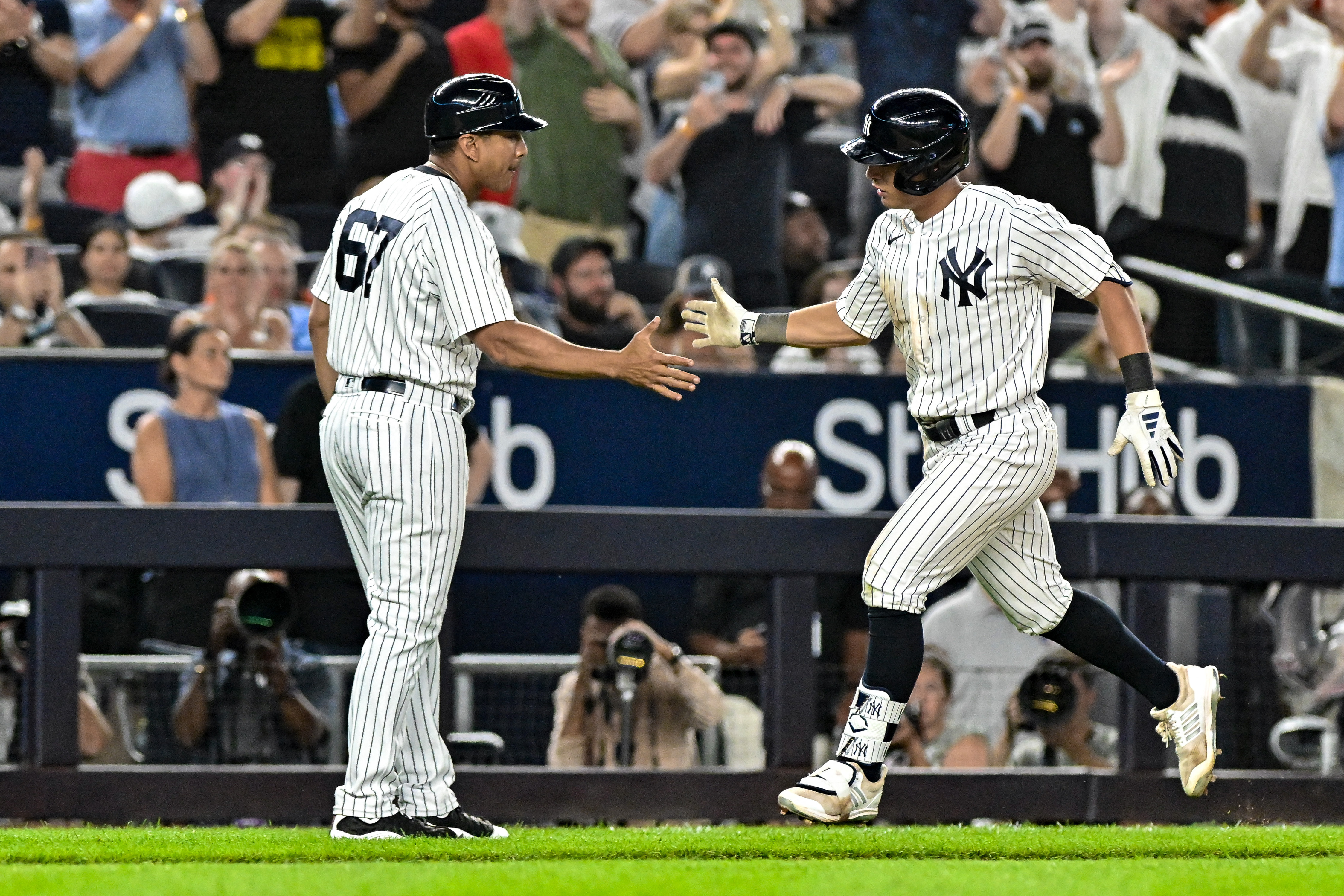 Aaron Hicks secures victory for Yankees with all-out diving catch