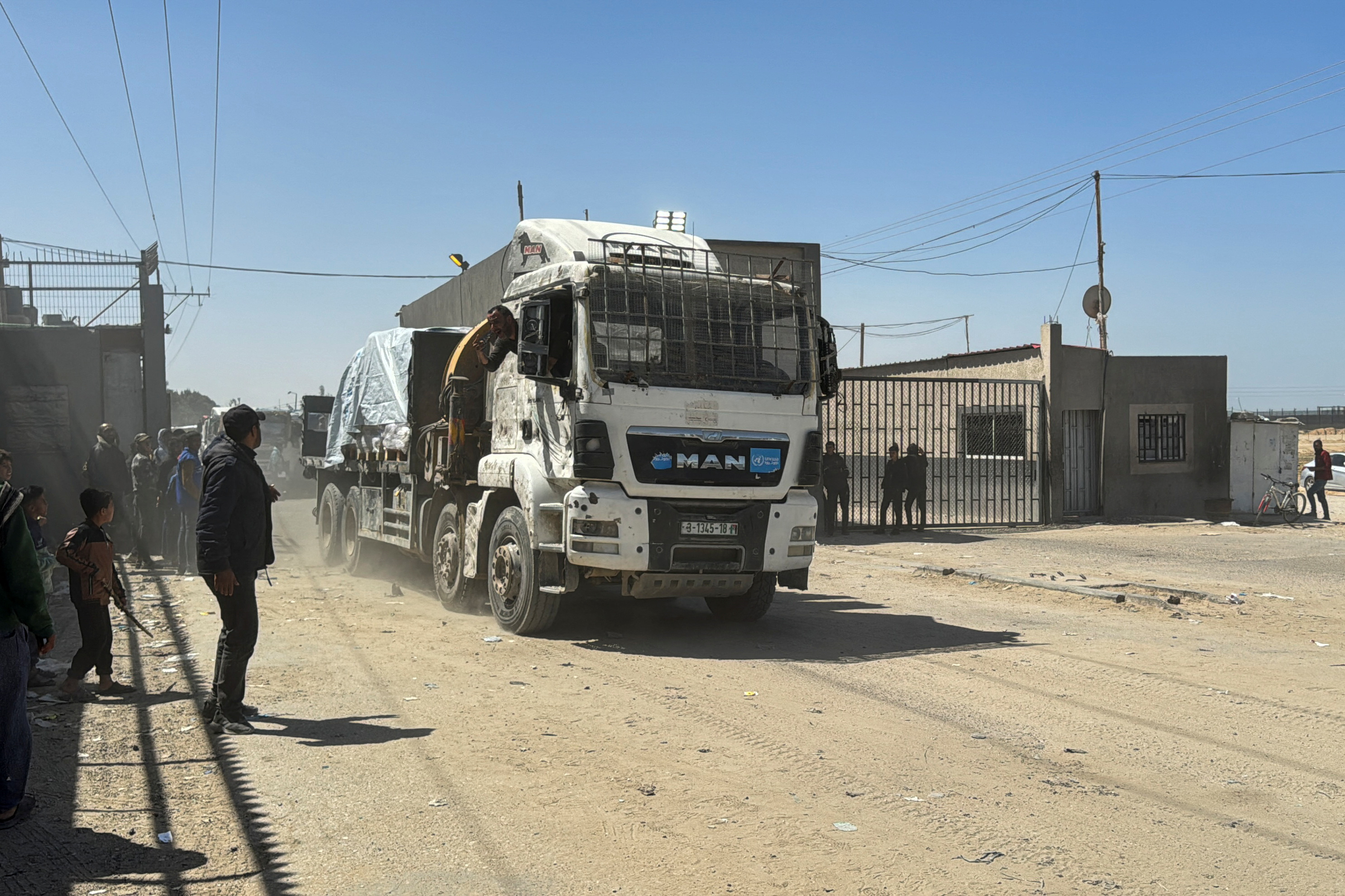 Um caminhão transportando ajuda entra em Gaza pela passagem de Kerem Shalom, em Rafah, no sul da Faixa de Gaza, em 21 de março de 2024. REUTERS/Bassam Masoud