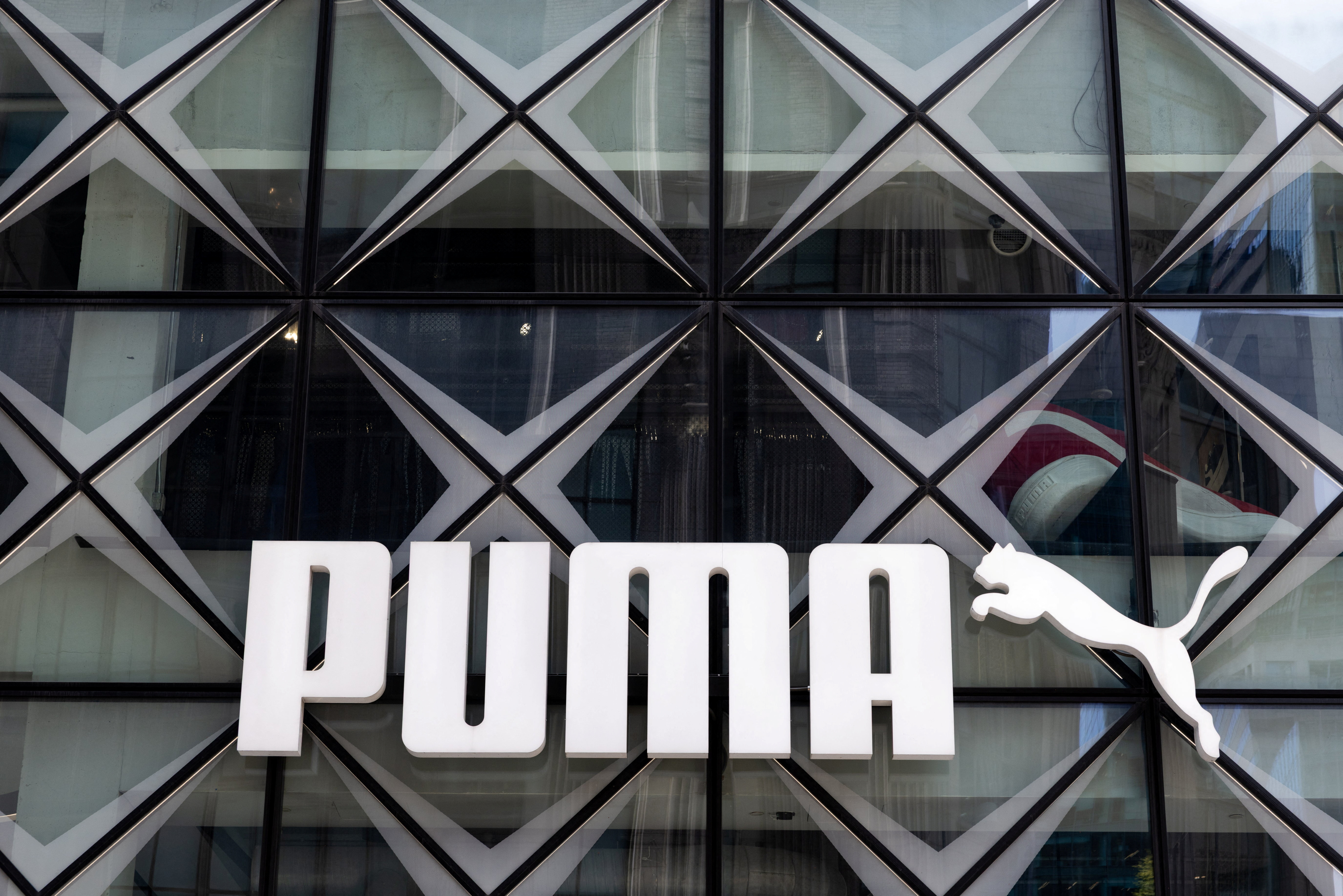 独プーマ、25年は赤字に 売り上げ減と米関税で業績予想下方修正
