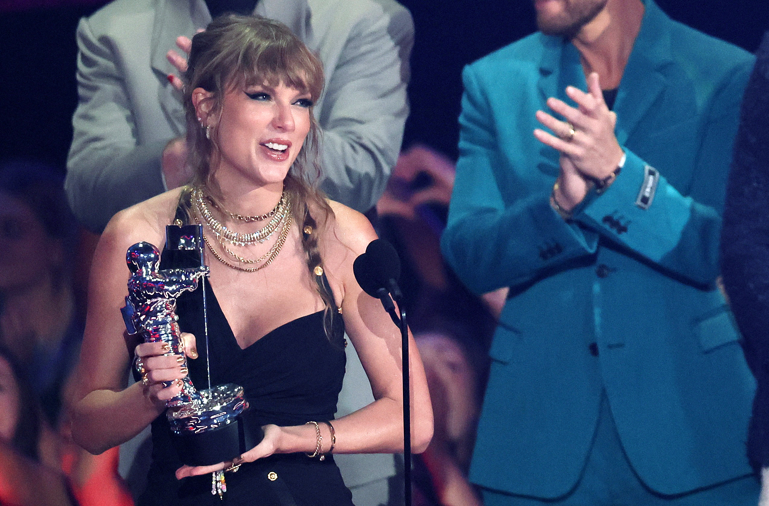 Taylor Swift racks up trophies at MTV's Video Music Awards Reuters