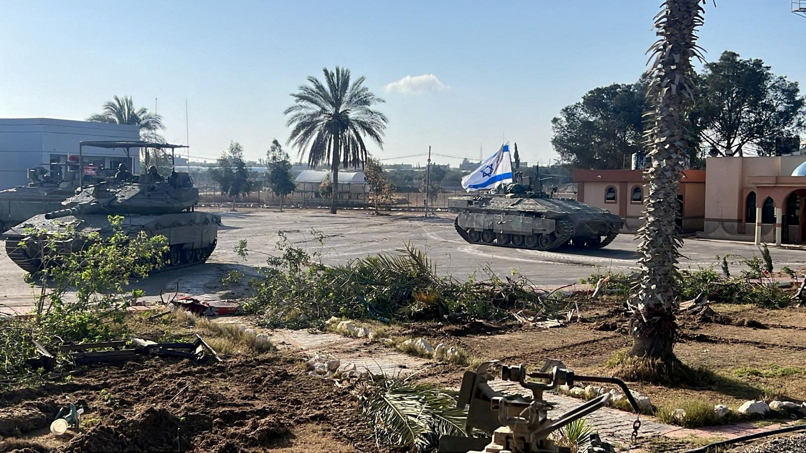 Ισραηλινά στρατιωτικά οχήματα επιχειρούν στην πλευρά της Γάζας της διέλευσης της Ράφα