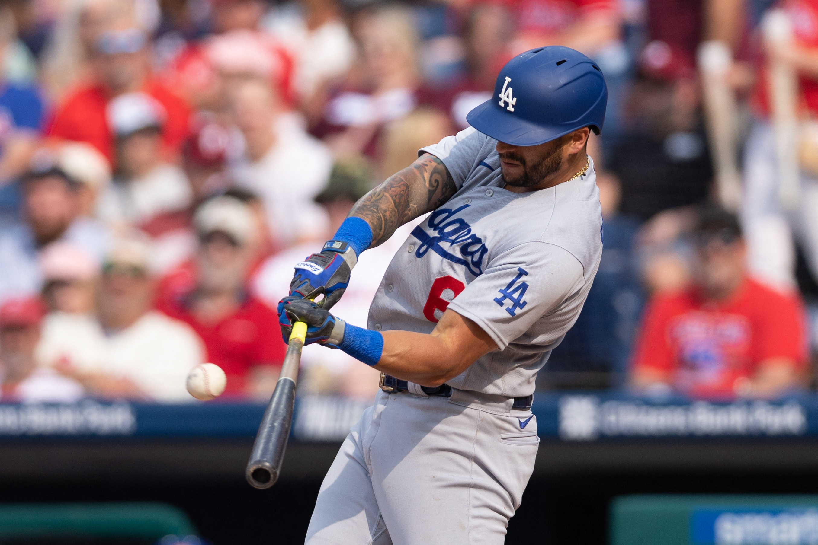 J.D. Martinez homers as Dodgers pound Phillies